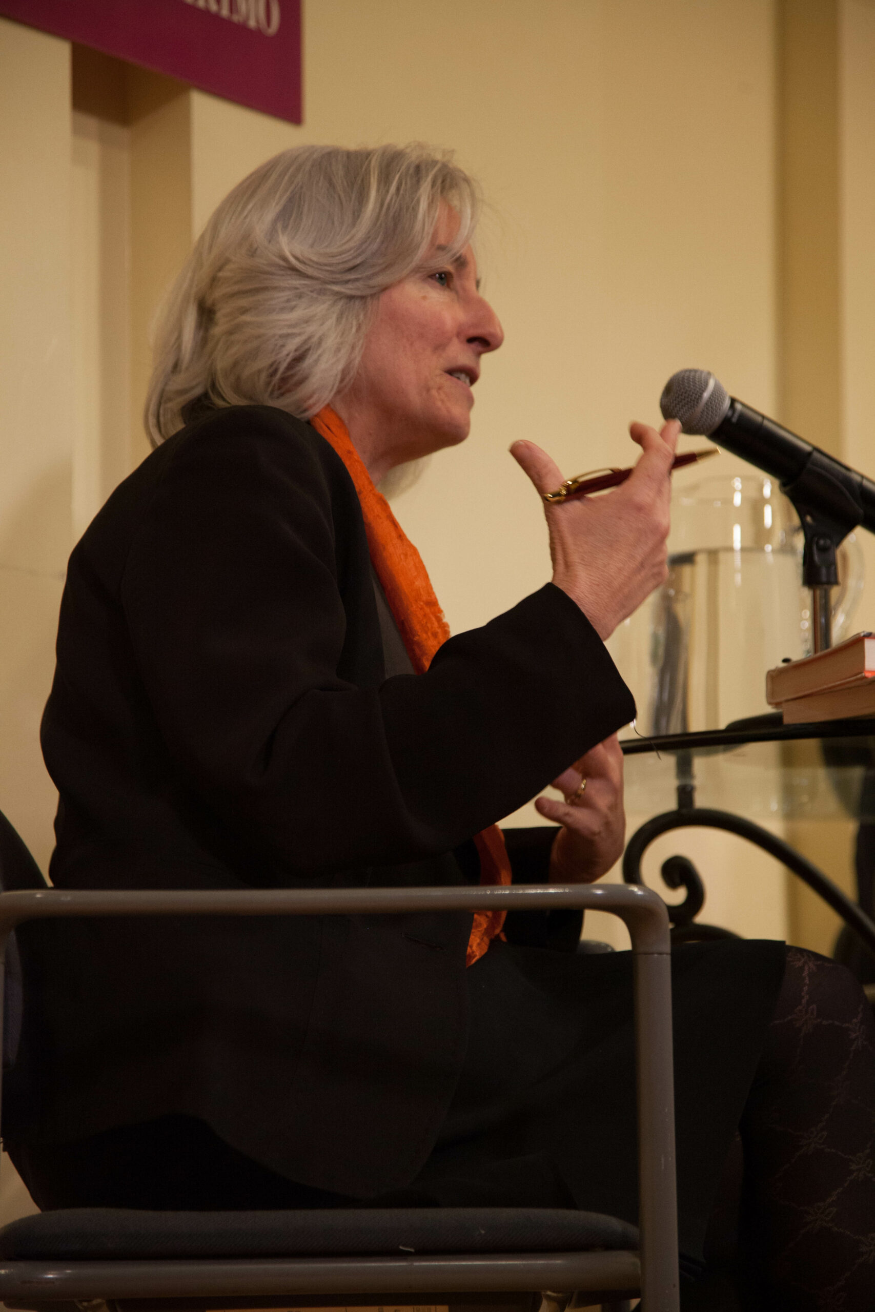 lady-speaking-on-stage-from-dacia-maraini-at-casa-italiana