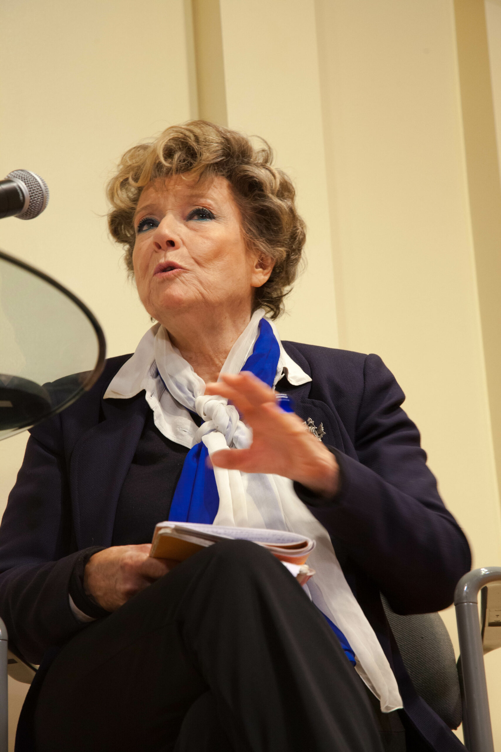writer-speaking-from-dacia-maraini-at-casa-italiana