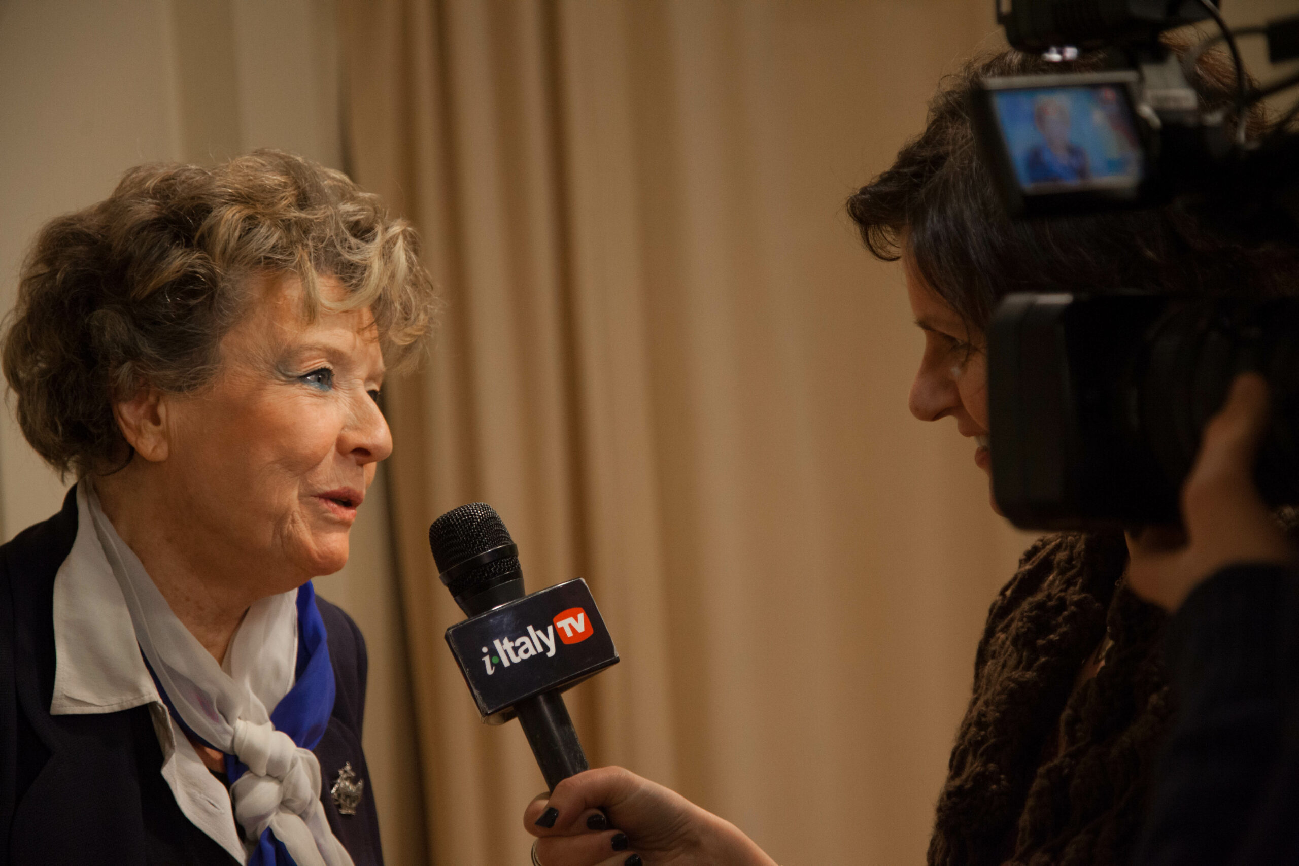 writer-being-interviewed-from-dacia-maraini-at-casa-italiana
