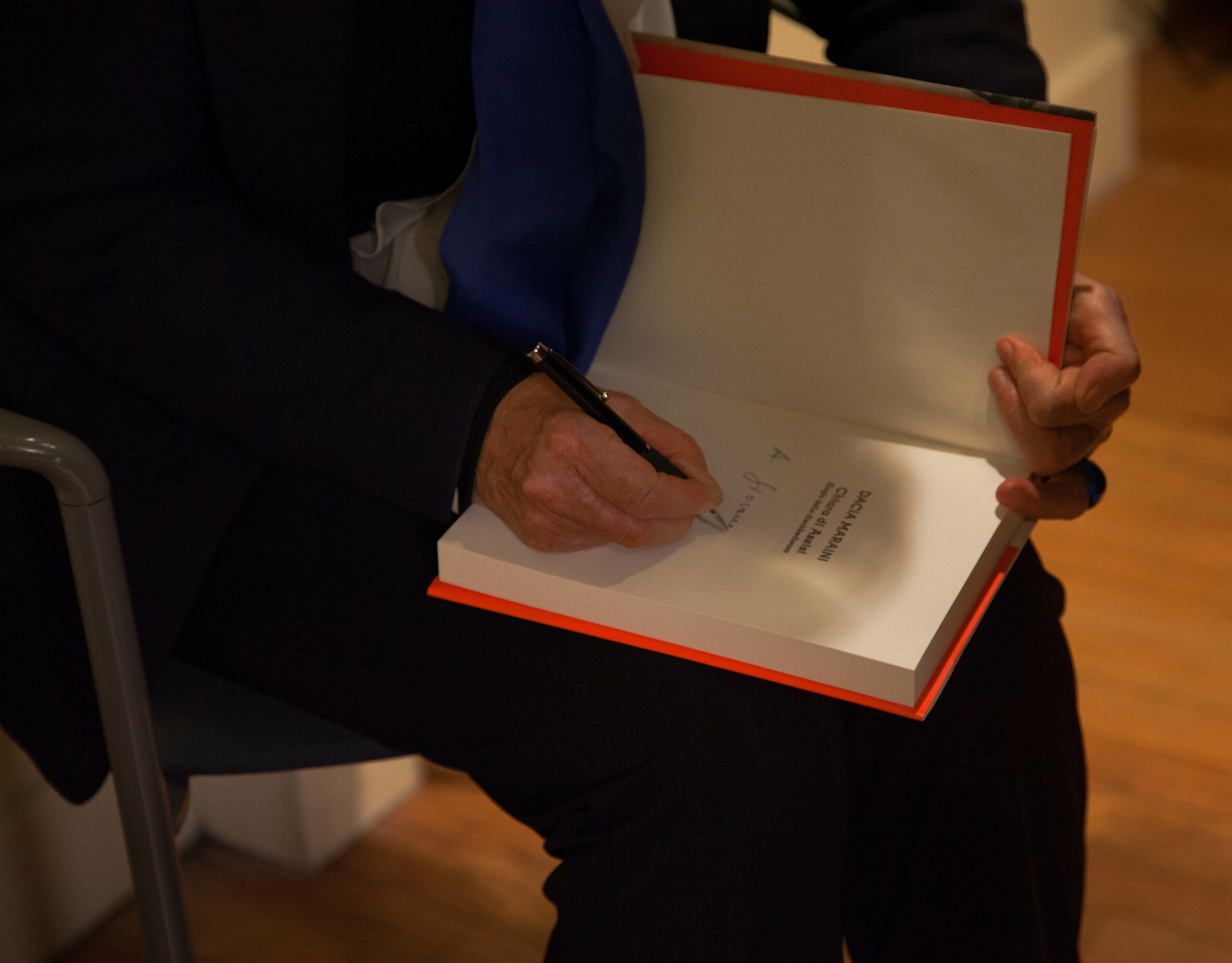 writer-signing-book-from-dacia-maraini-at-casa-italiana