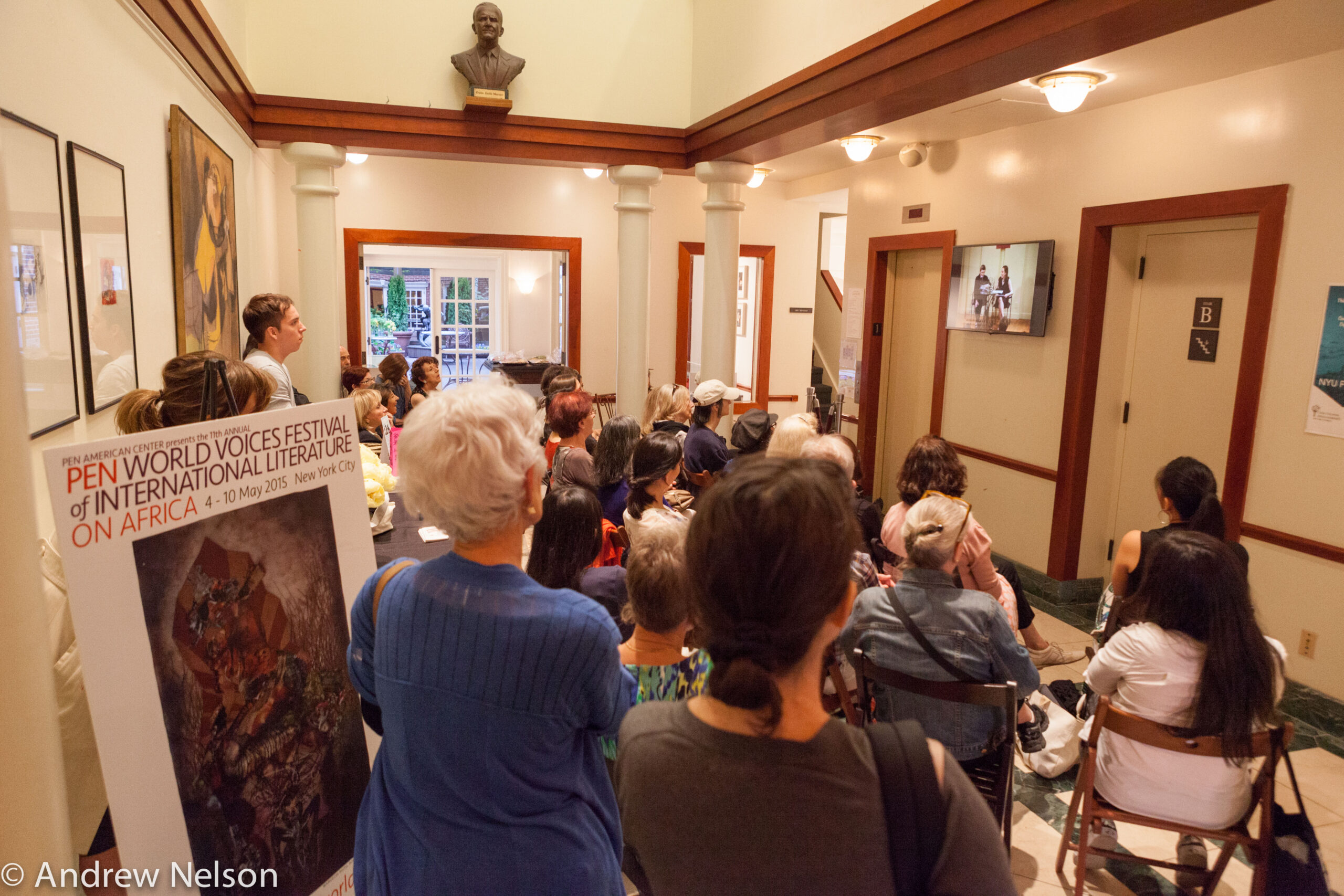 guests-watching-event-on-the-screen-from-pen-world-voices-festival-at-casa-italiana