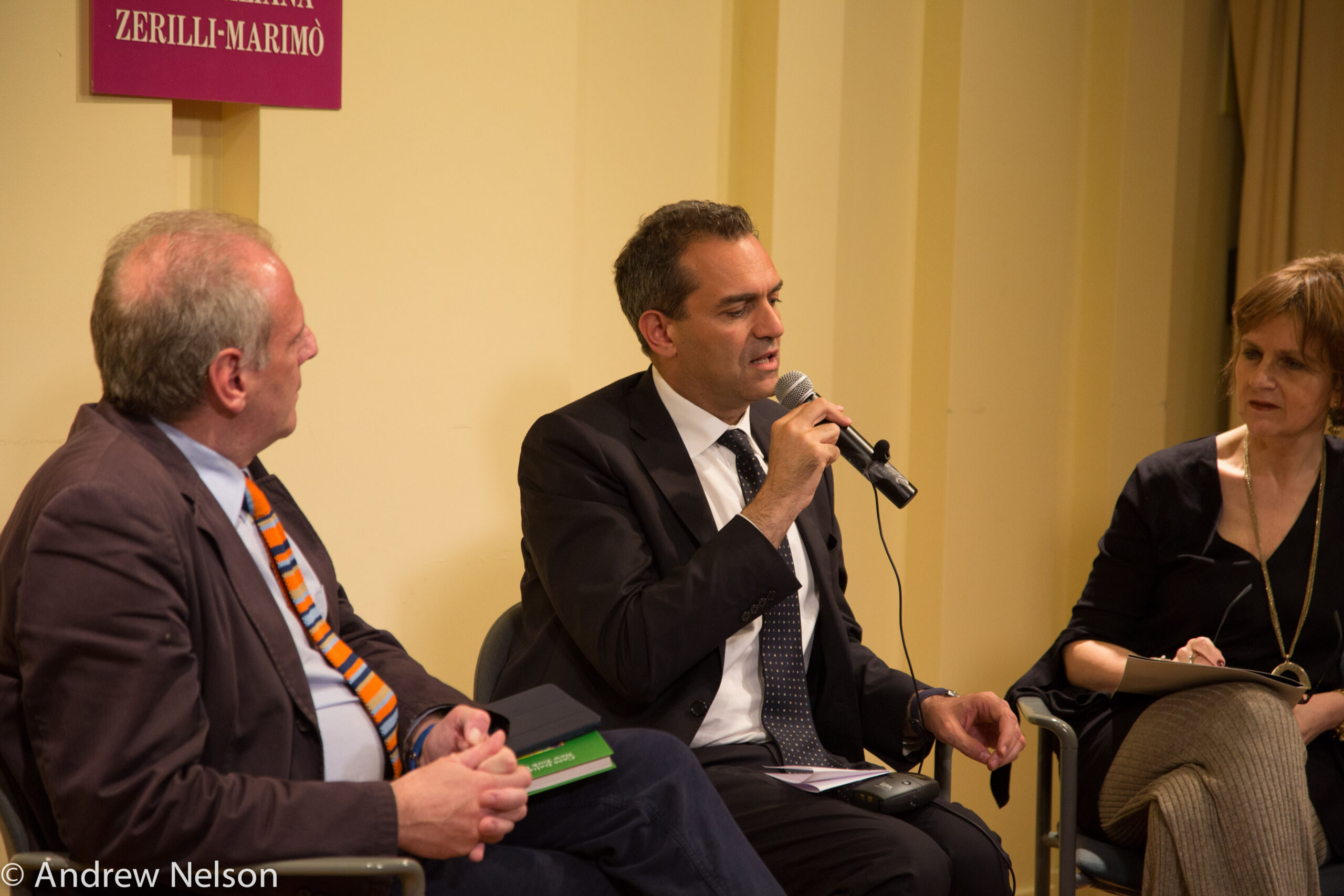 speaker-talking-from-eppur-si-muove-at-casa-italiana