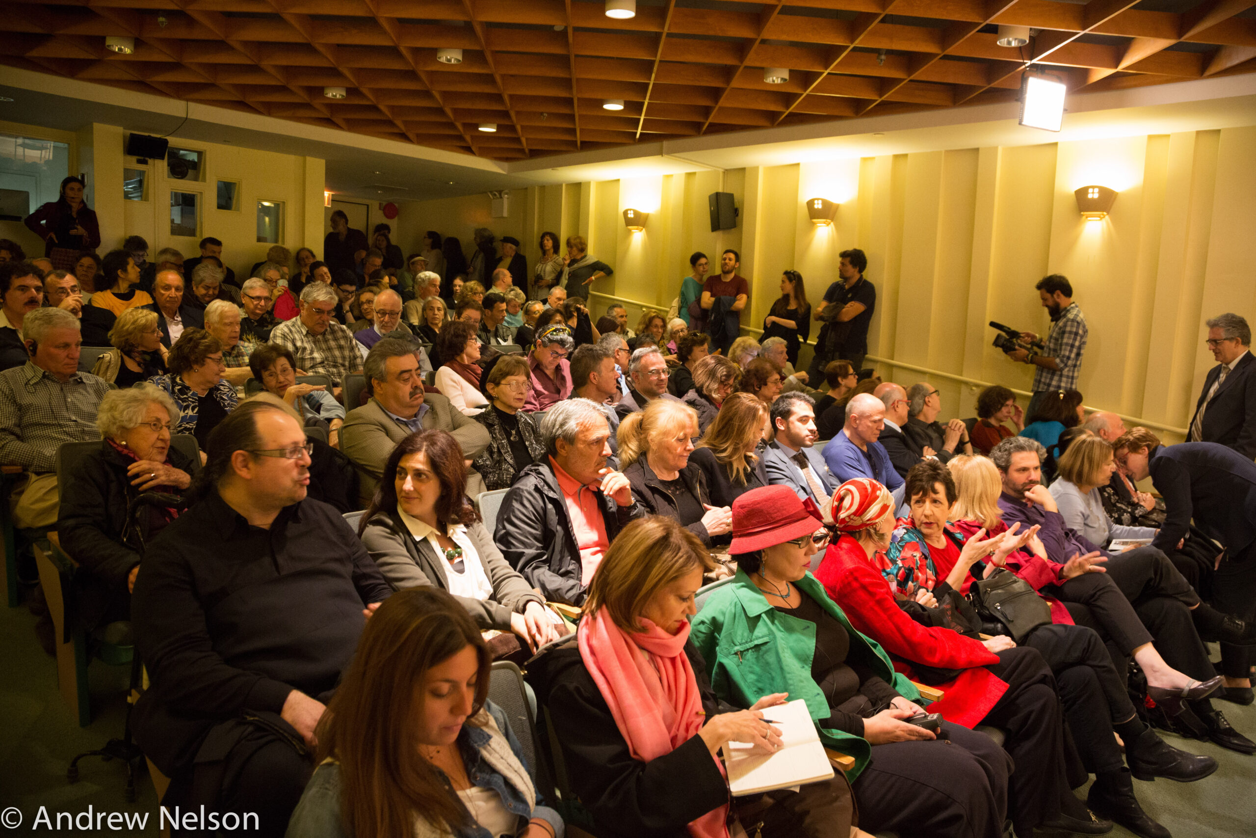 spectators-from-eppur-si-muove-at-casa-italiana