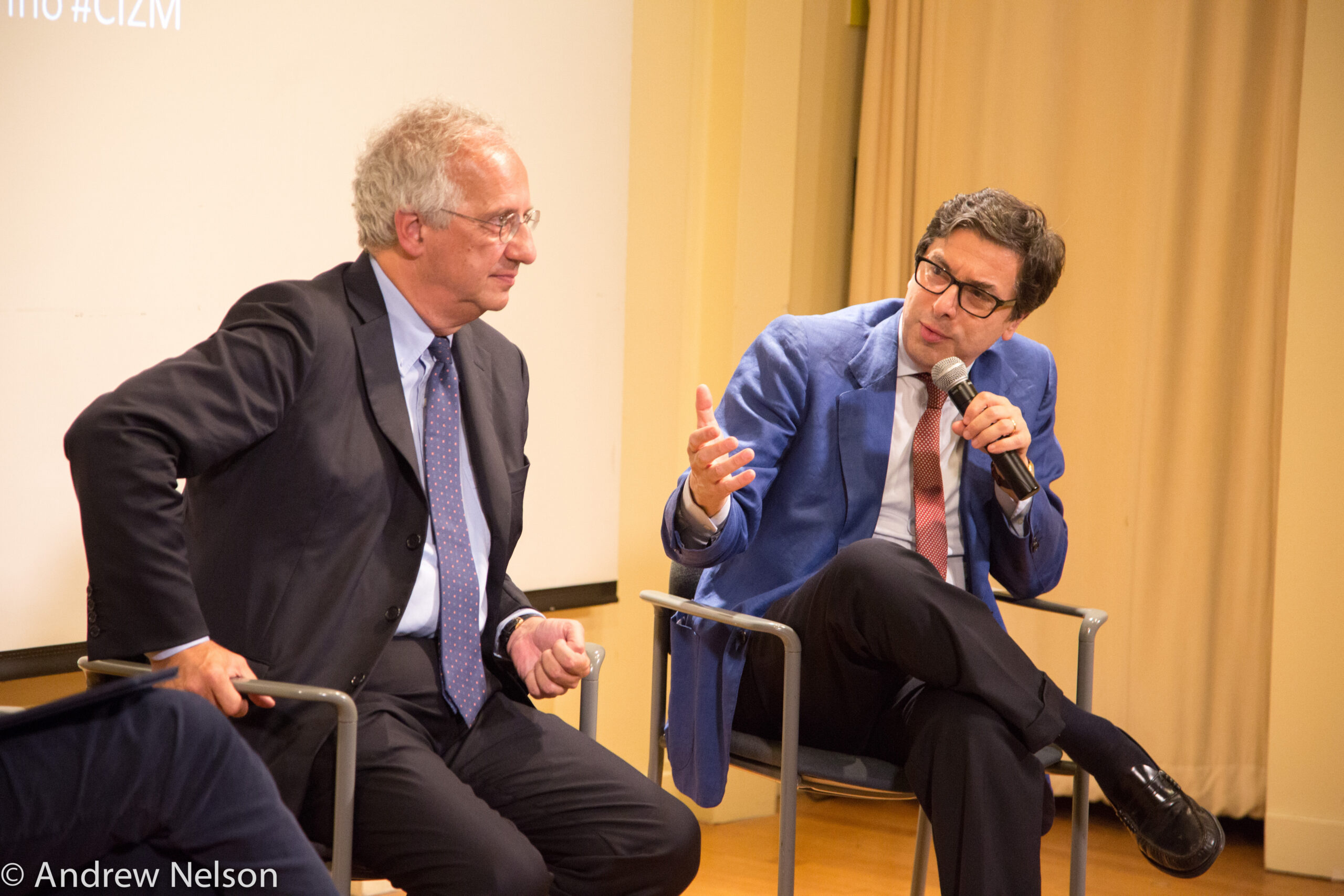 man-talking-on-stage-from-i-bambini-sanno-at-casa-italiana