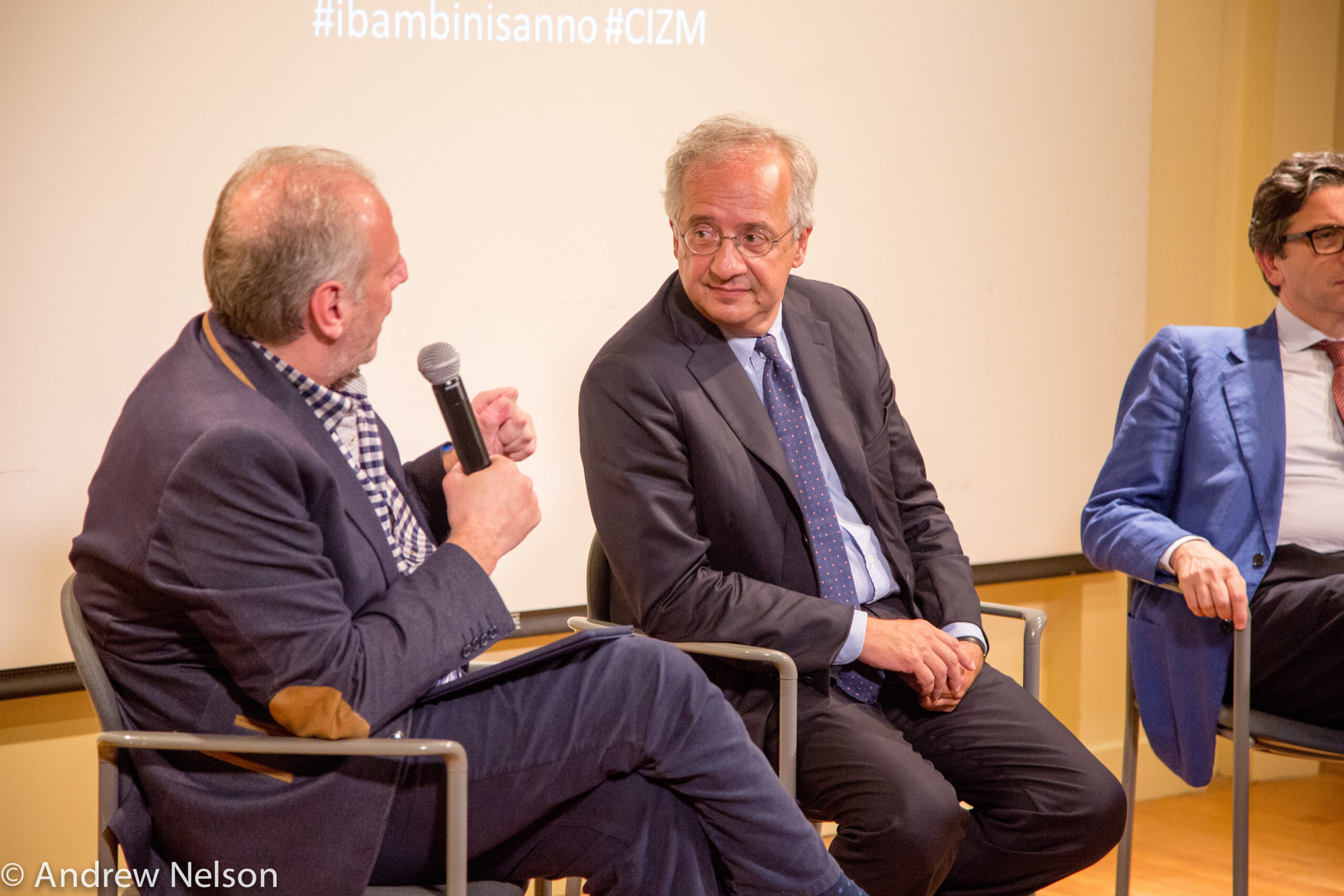 stefano-talking-to-director-from-i-bambini-sanno-at-casa-italiana