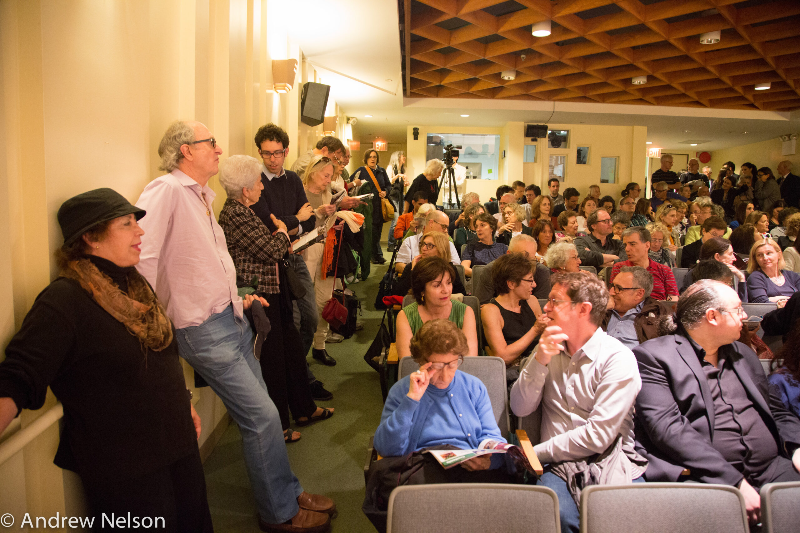 spectators-from-i-bambini-sanno-at-casa-italiana