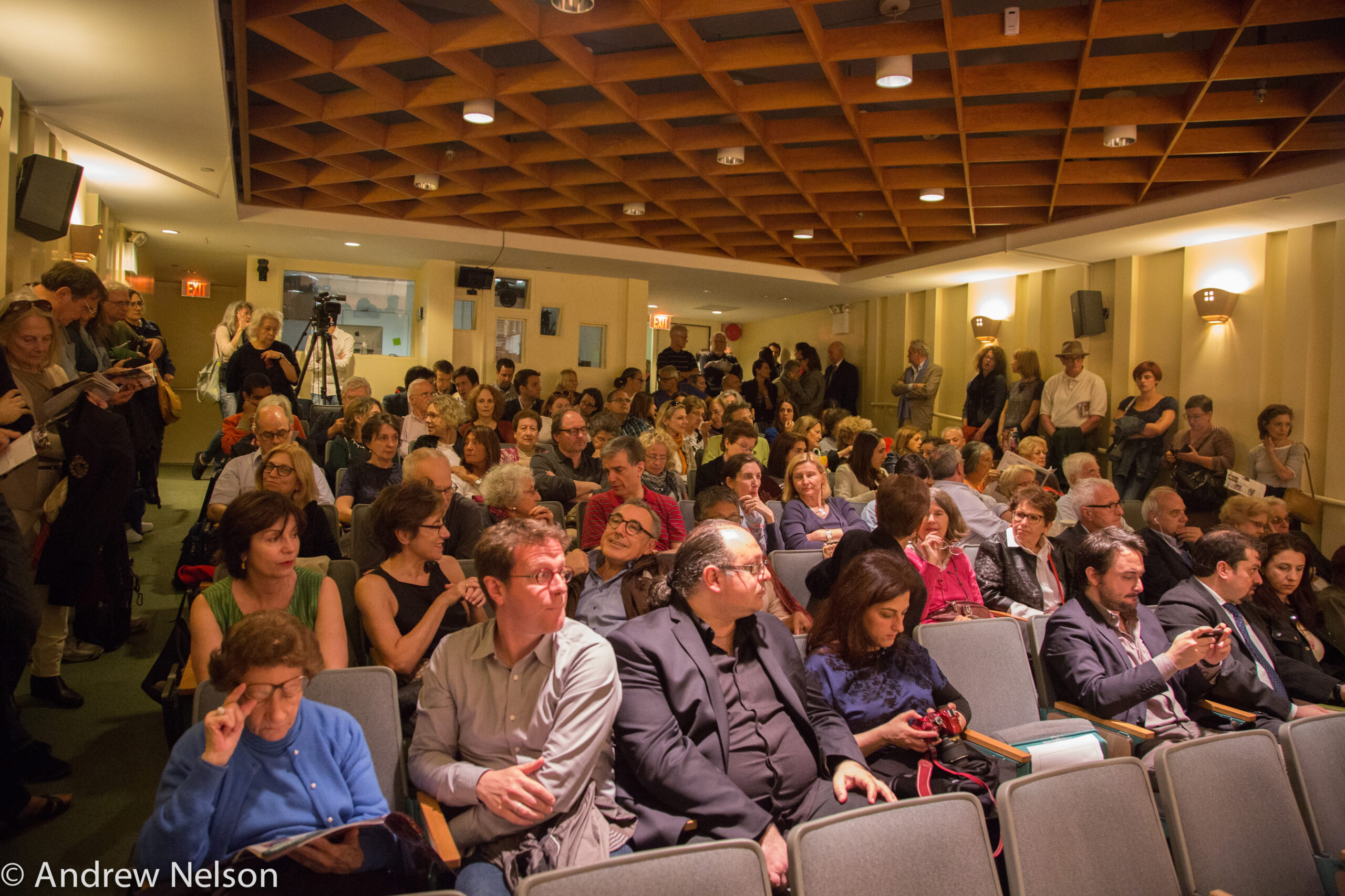 spectators-from-i-bambini-sanno-at-casa-italiana