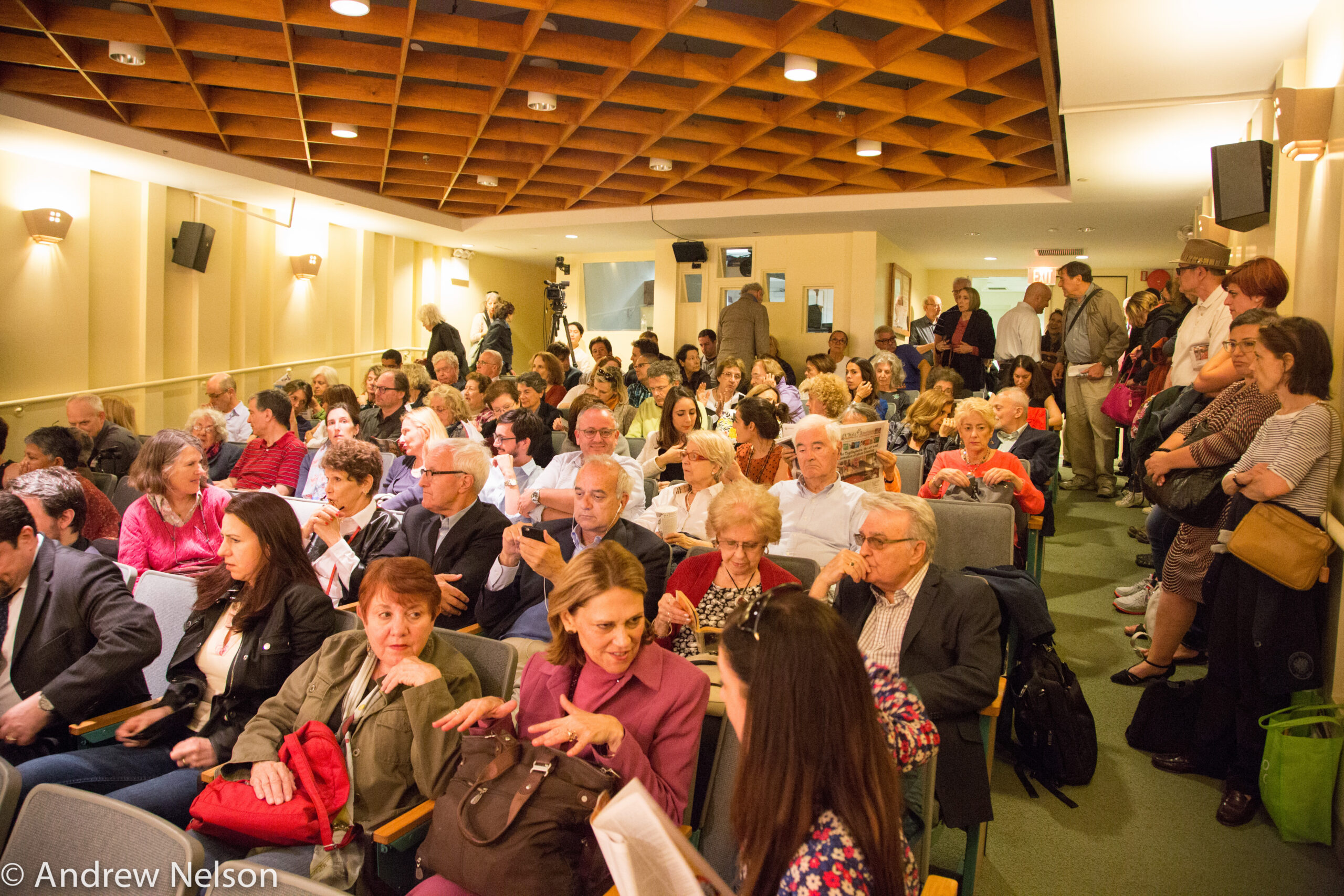spectators-from-i-bambini-sanno-at-casa-italiana