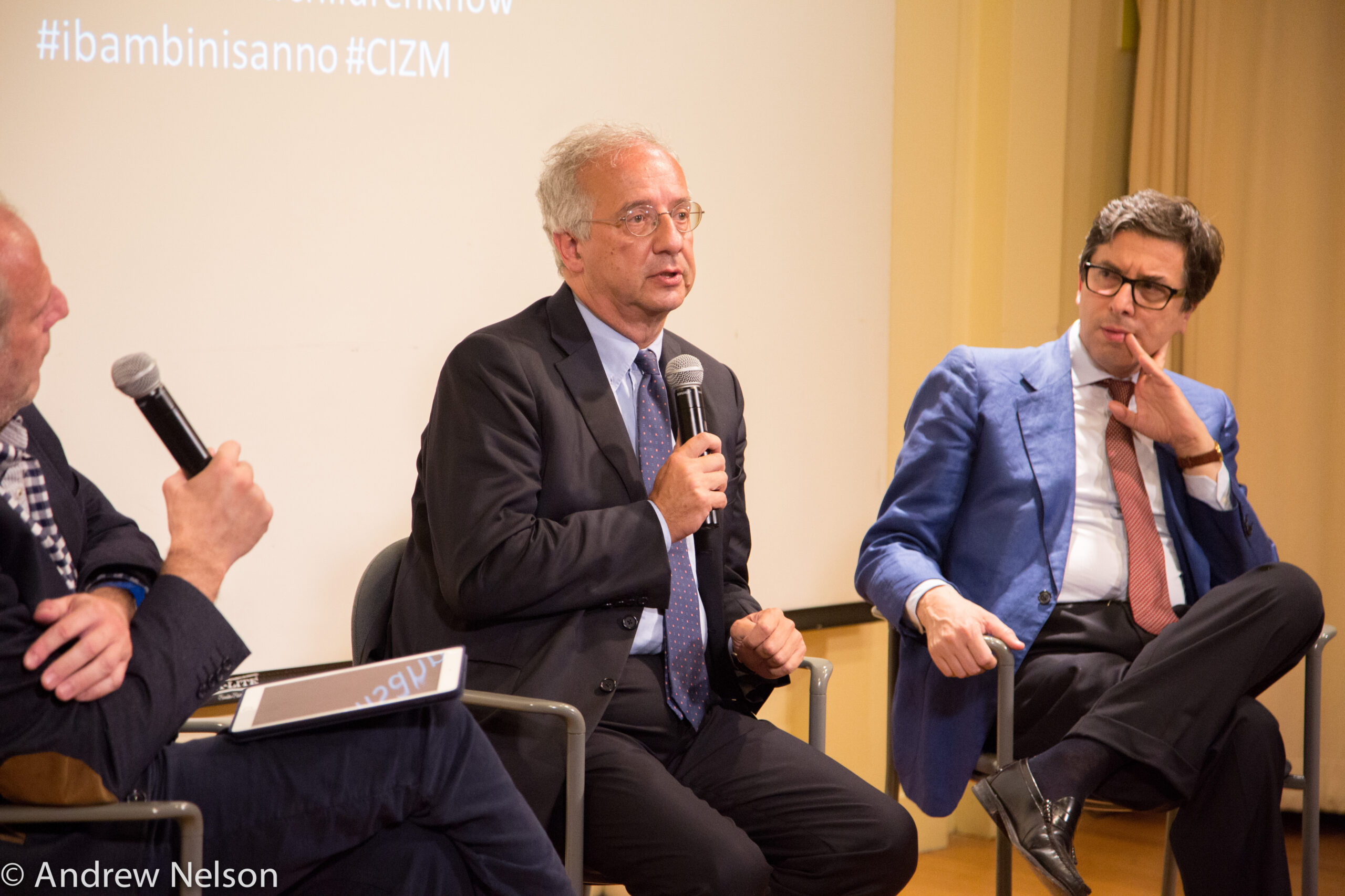 director-talking-from-i-bambini-sanno-at-casa-italiana
