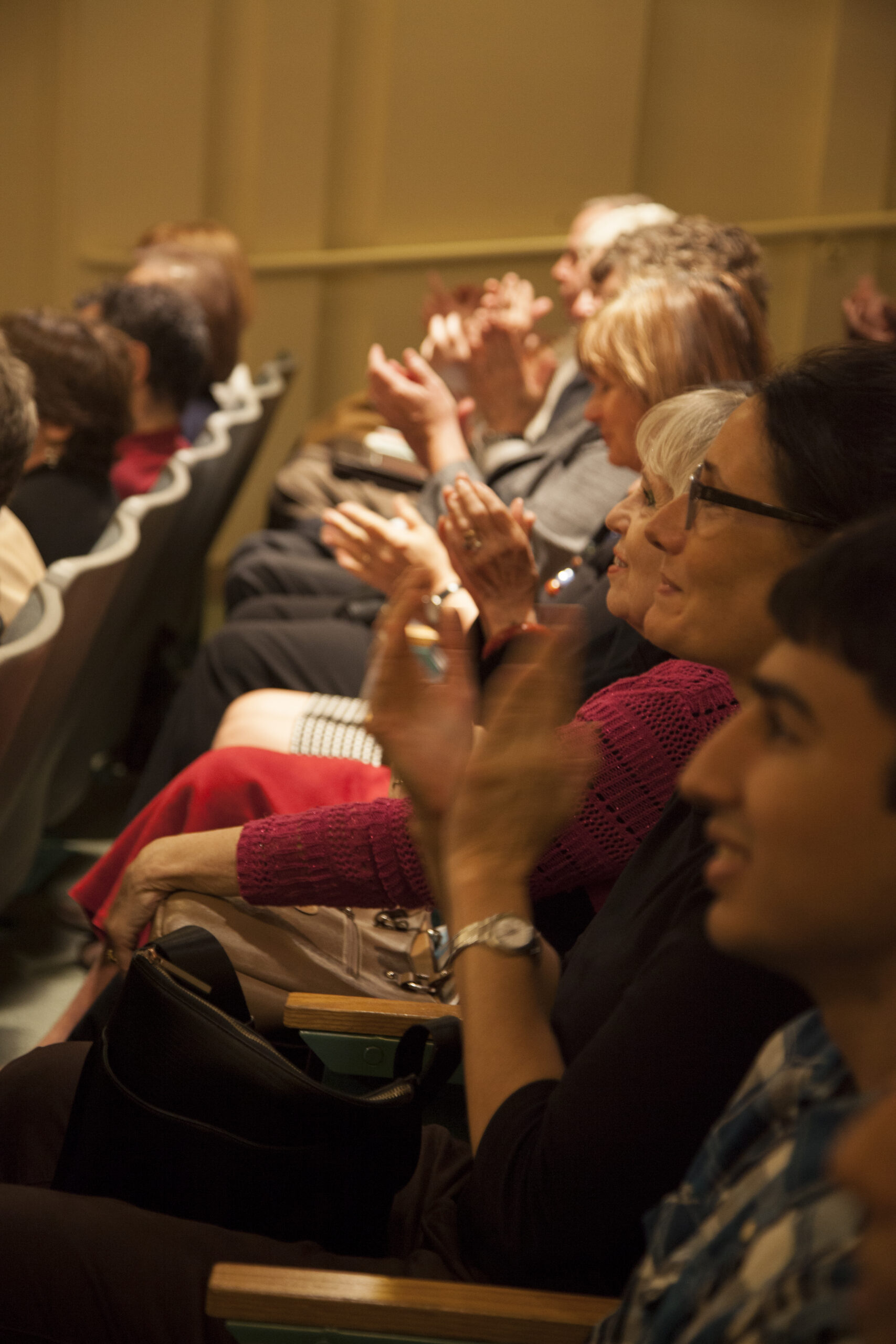 spectators-clapping-from-book-presentation-an-unlikely-union-at-casa-italiana