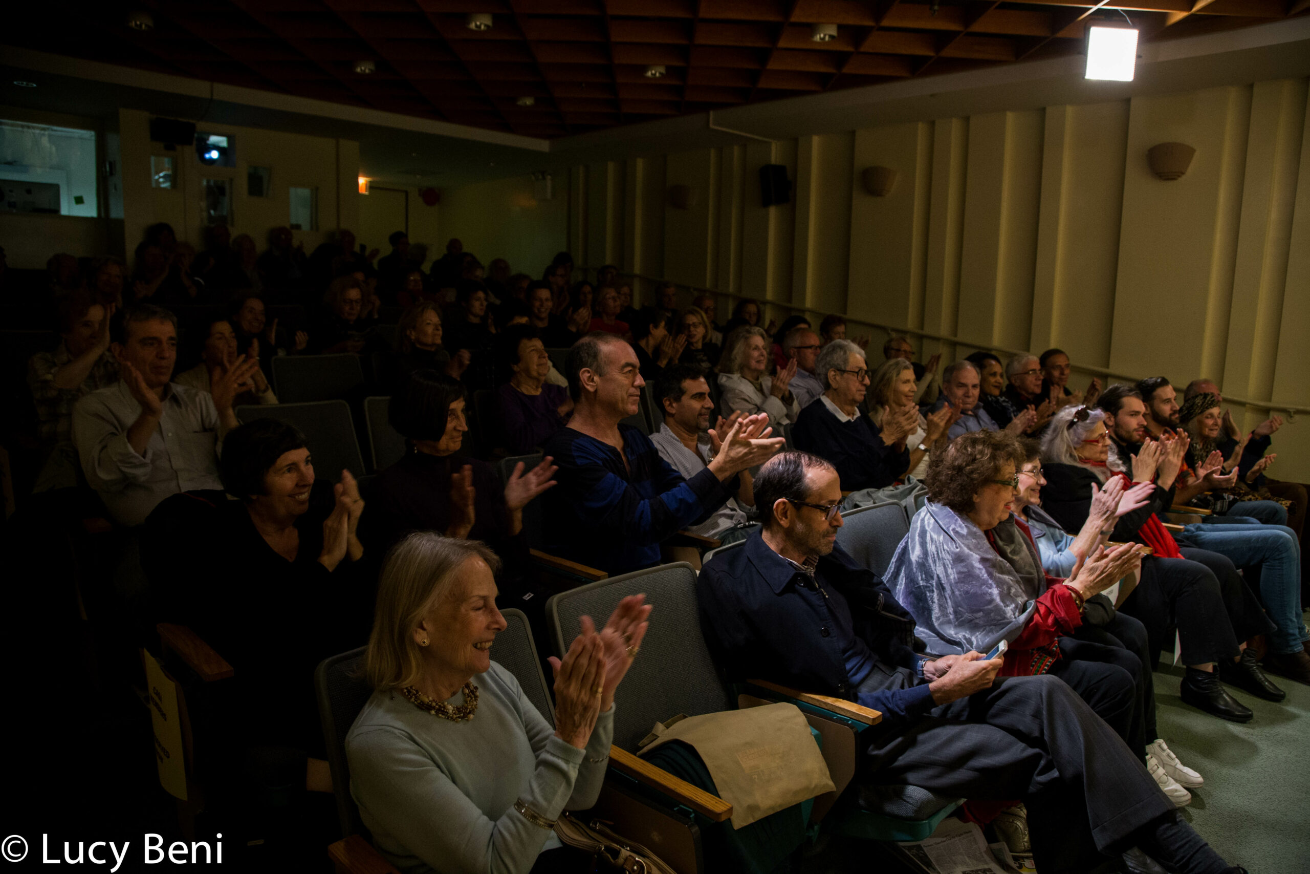spectators-clapping-from-adventures-in-italian-opera-christine-goerke-at-casa-italiana