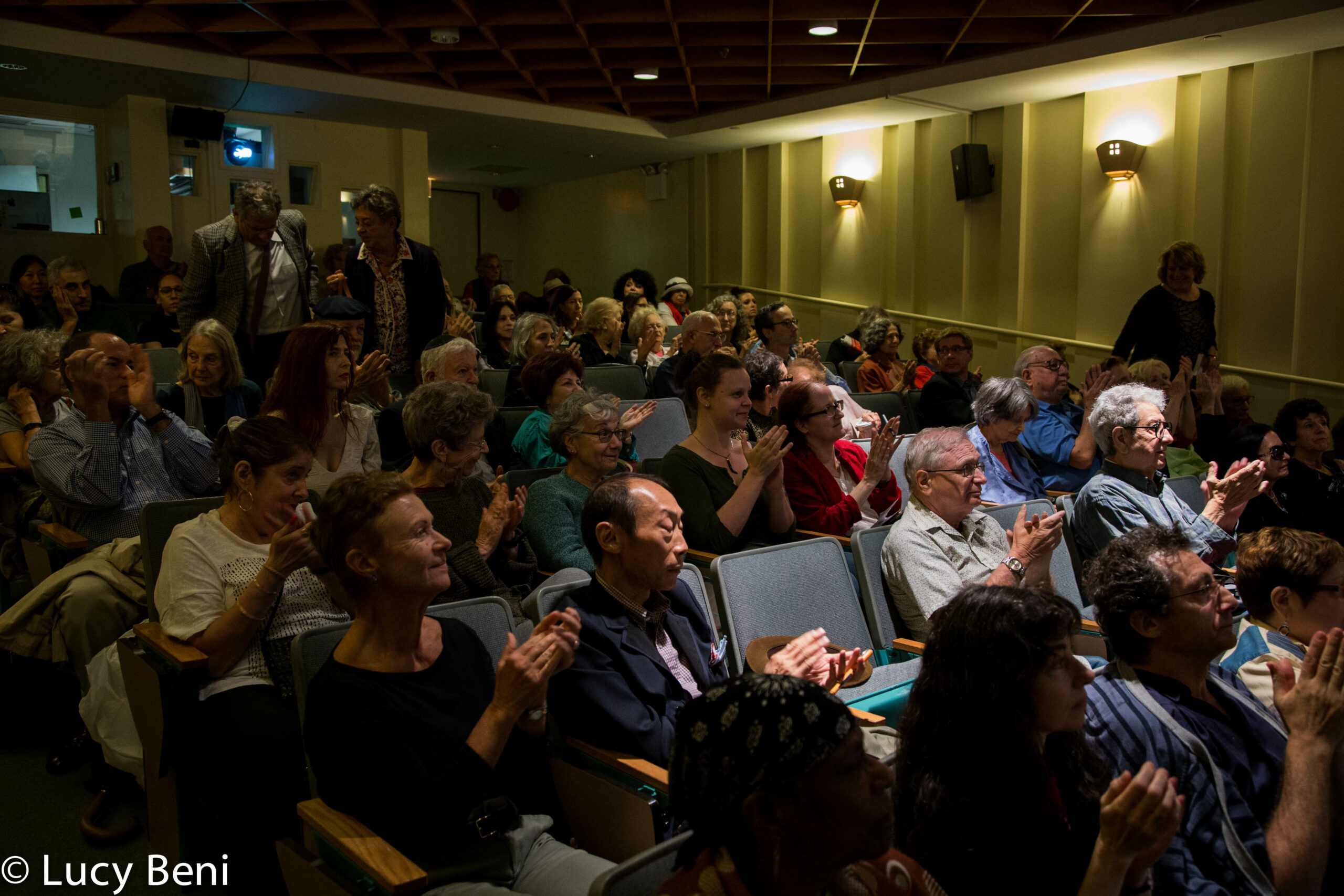 spectators-clapping-from-the-ghetto-to-cappella-at-casa-italiana