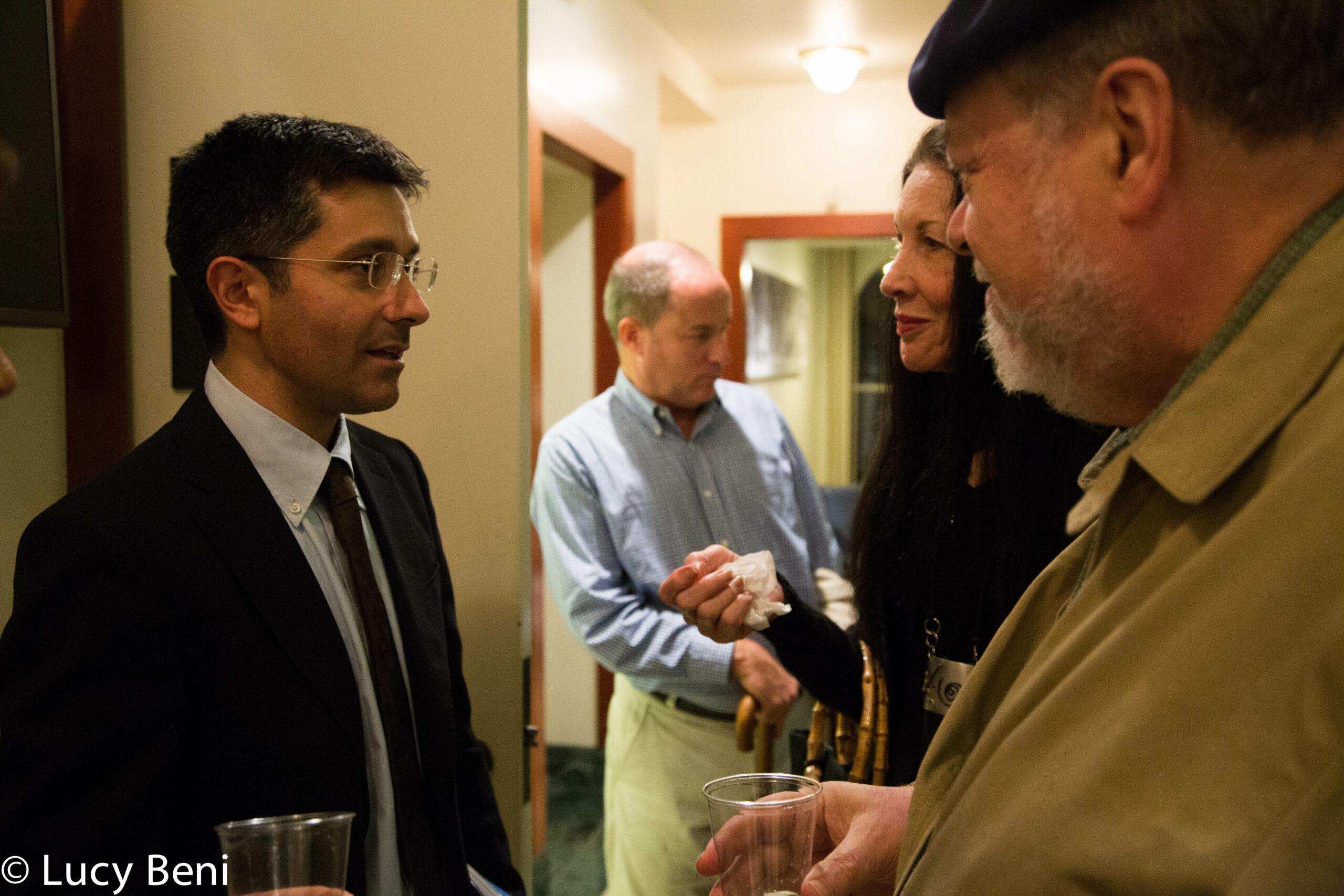 speaker-talking-with-people-from-the-ghetto-to-cappella-at-casa-italiana