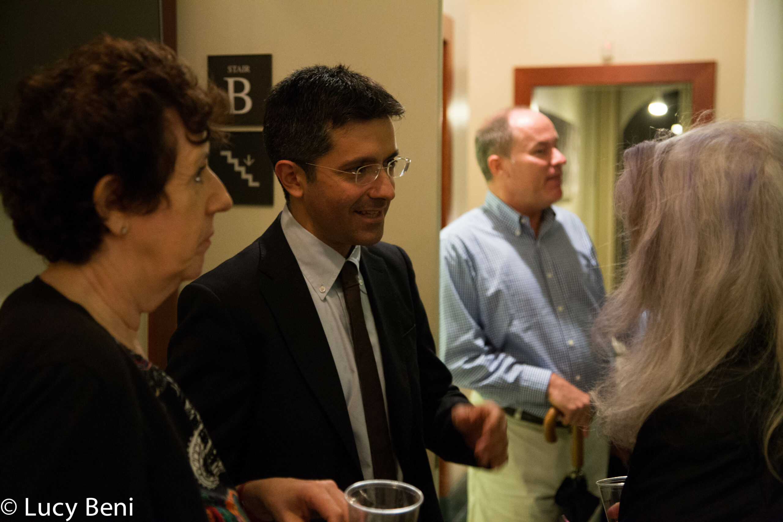 speaker-talking-with-people-from-the-ghetto-to-cappella-at-casa-italiana