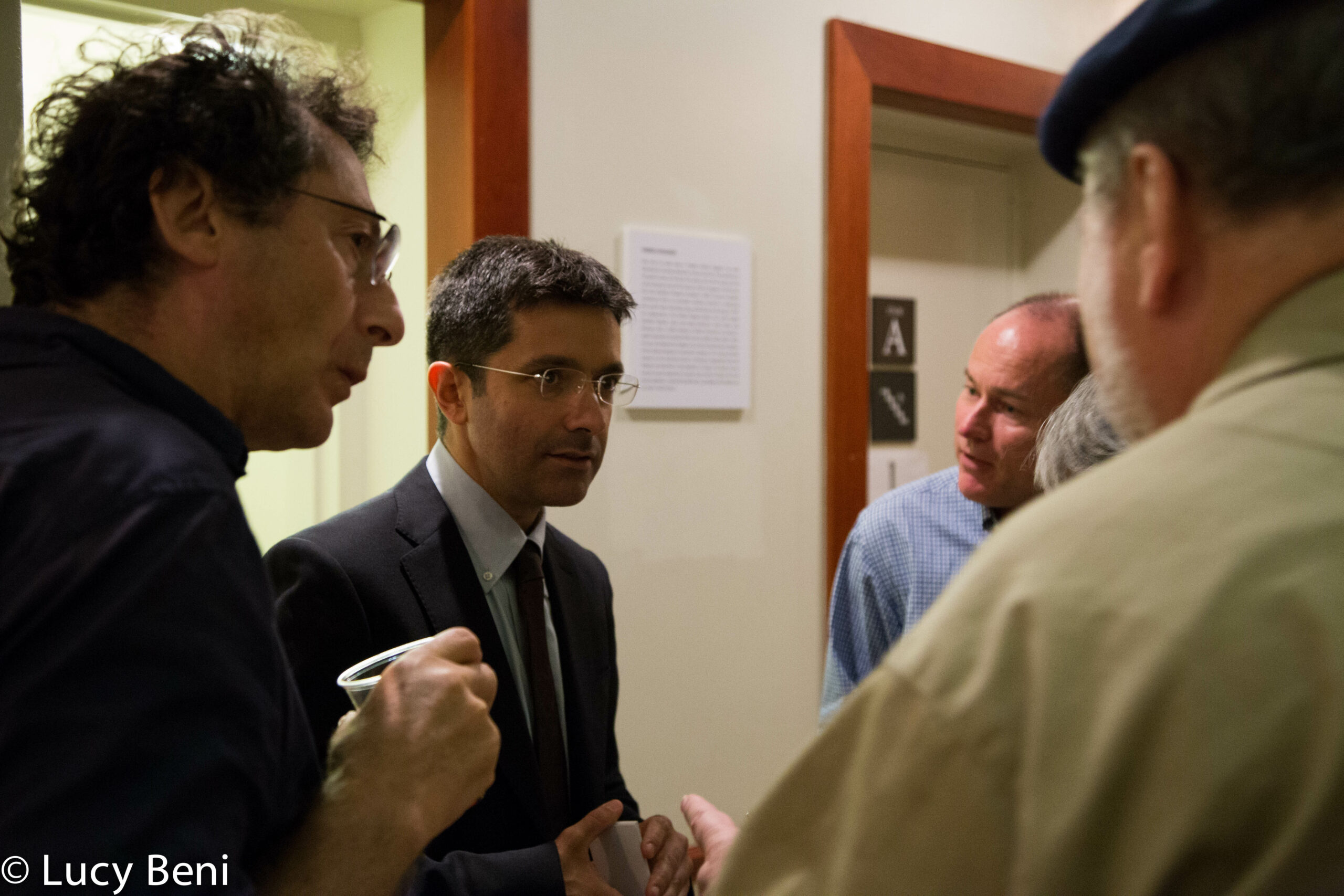 speaker-talking-with-people-from-the-ghetto-to-cappella-at-casa-italiana