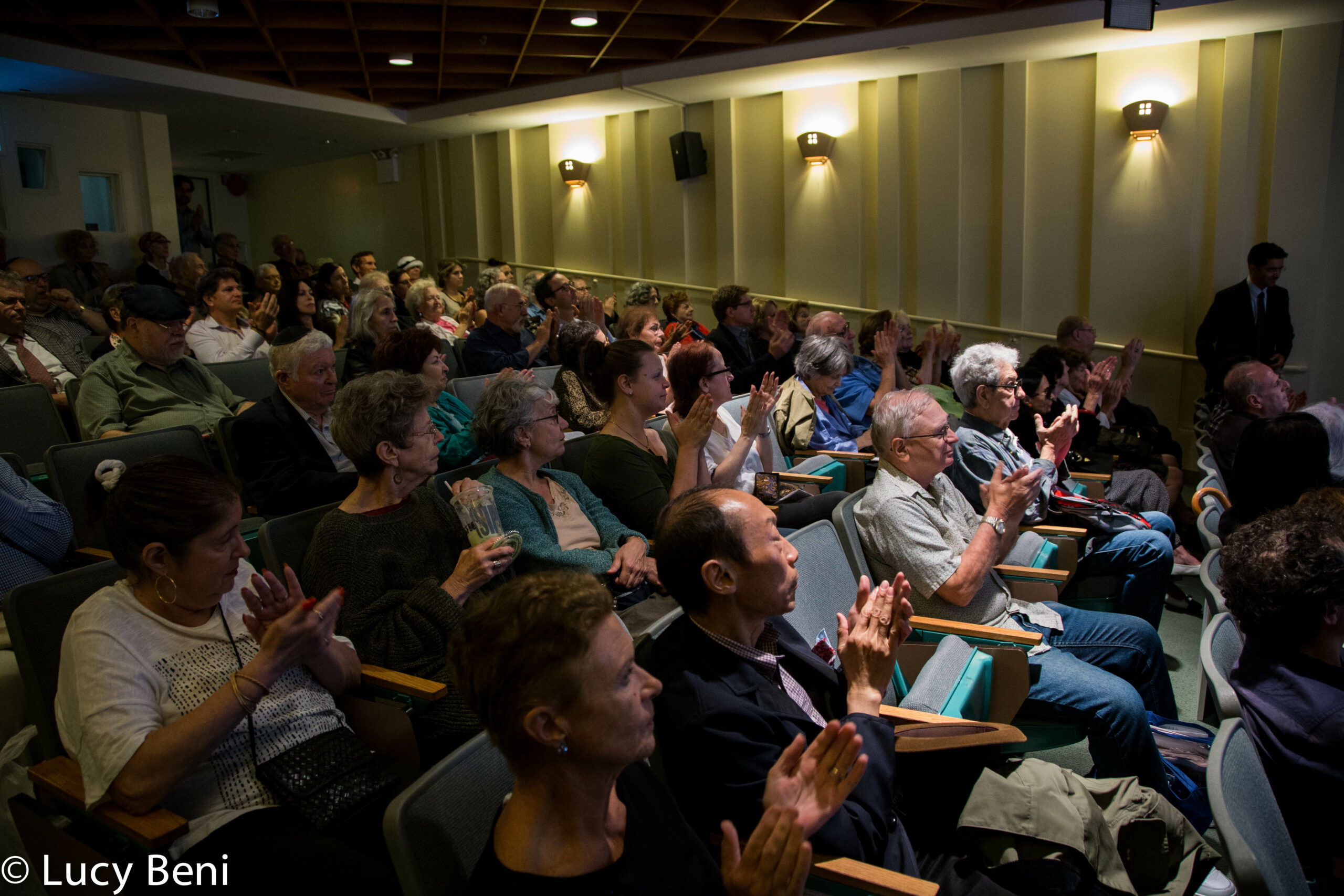 spectators-clapping-from-the-ghetto-to-cappella-at-casa-italiana