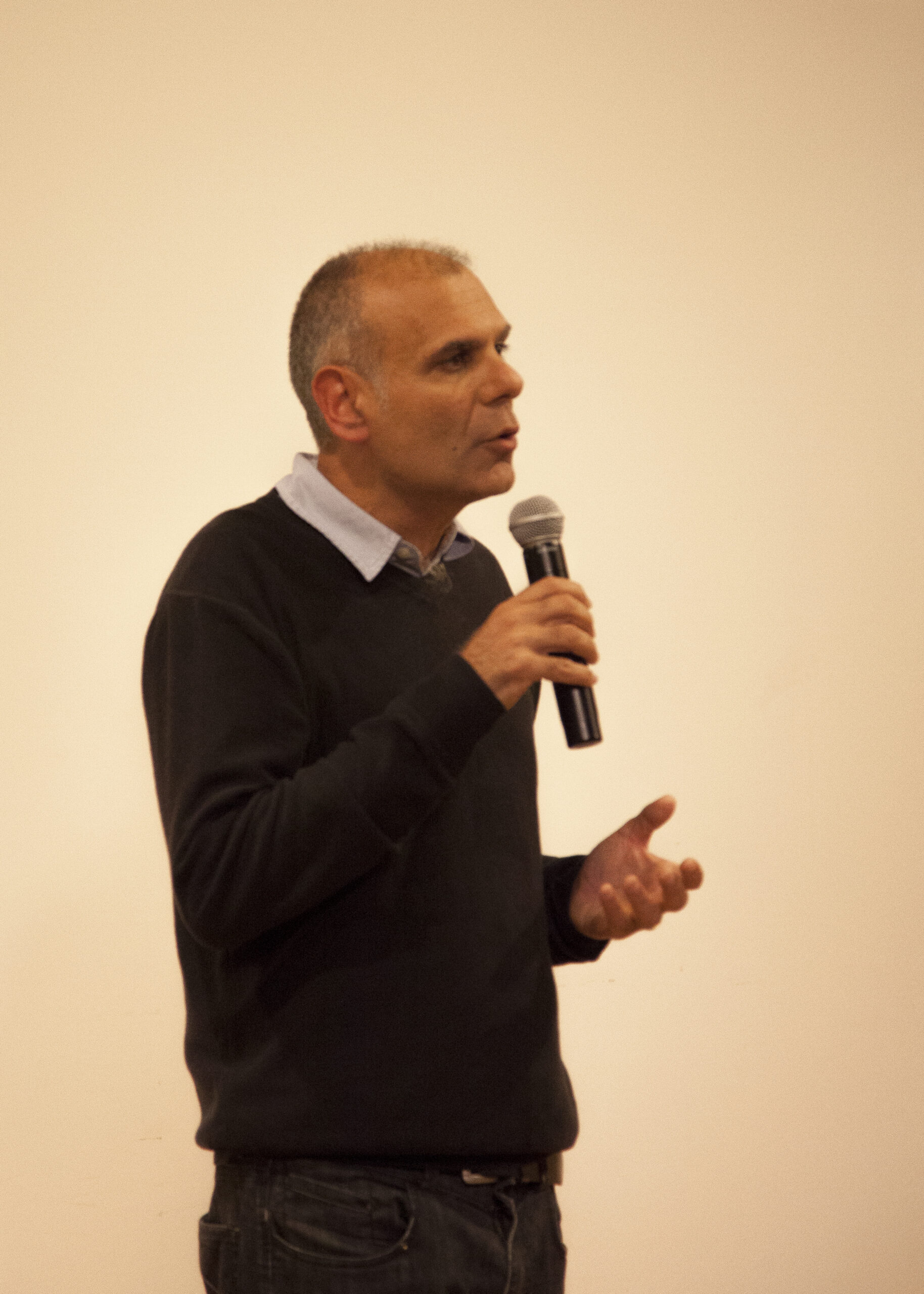 speaker-talking-from-leopardi-at-casa-italiana
