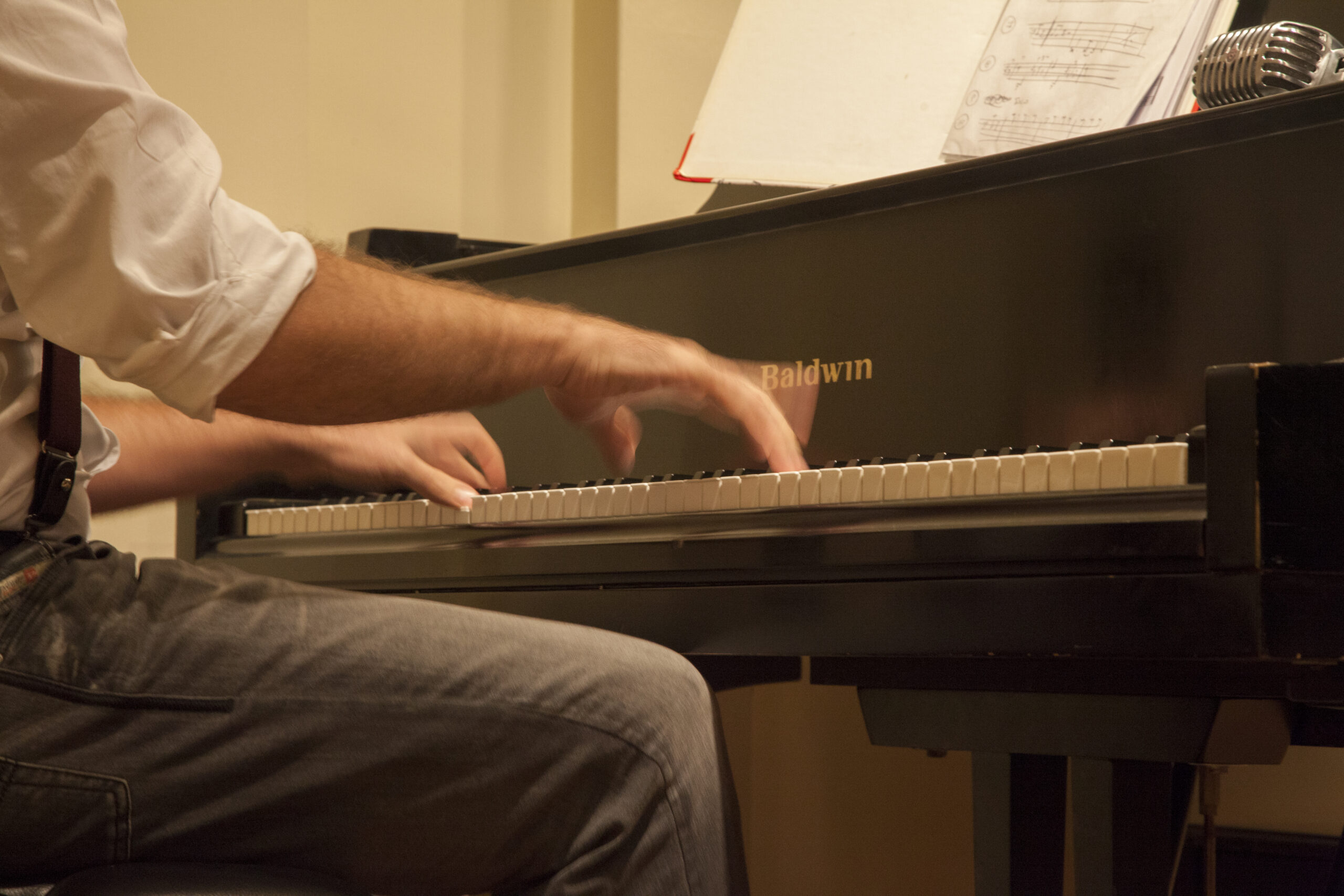 musician-playing-piano-from-ladyvette-at-casa-italiana