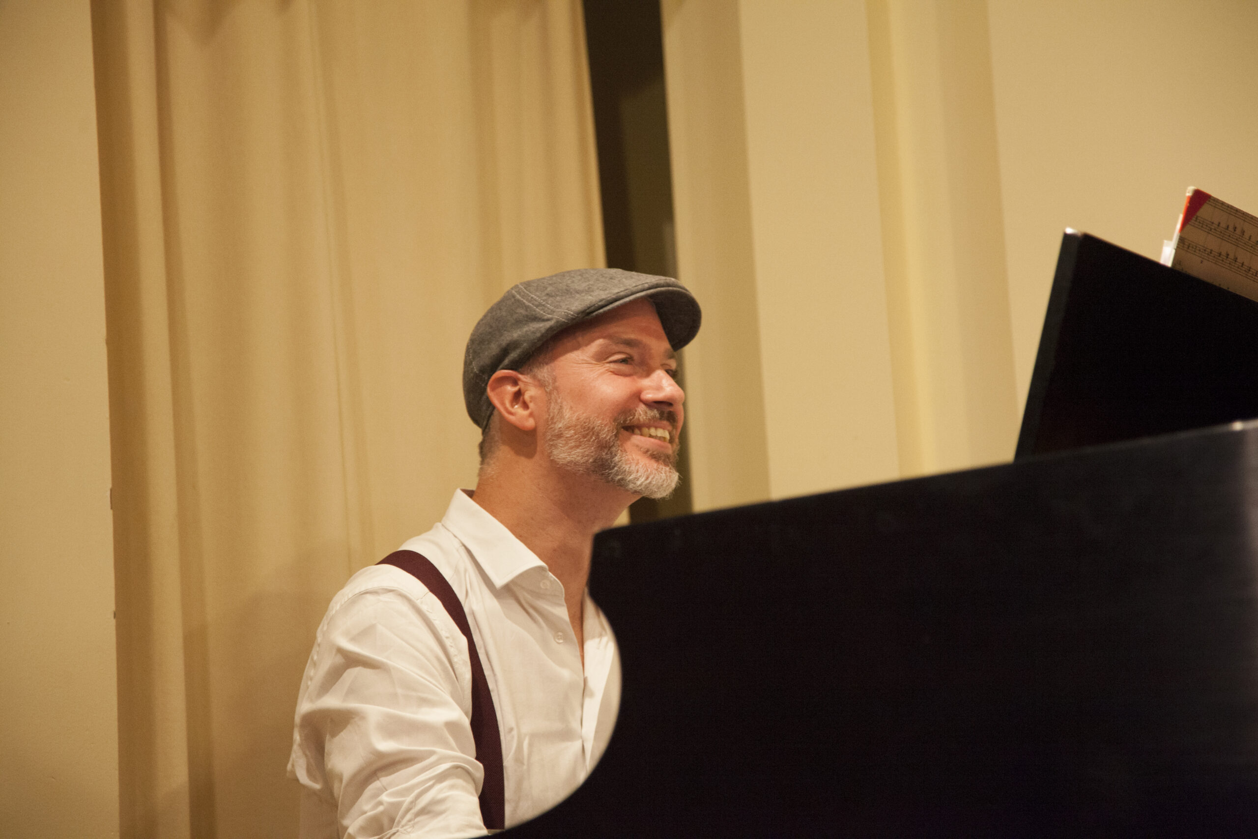 musician-playing-piano-from-ladyvette-at-casa-italiana