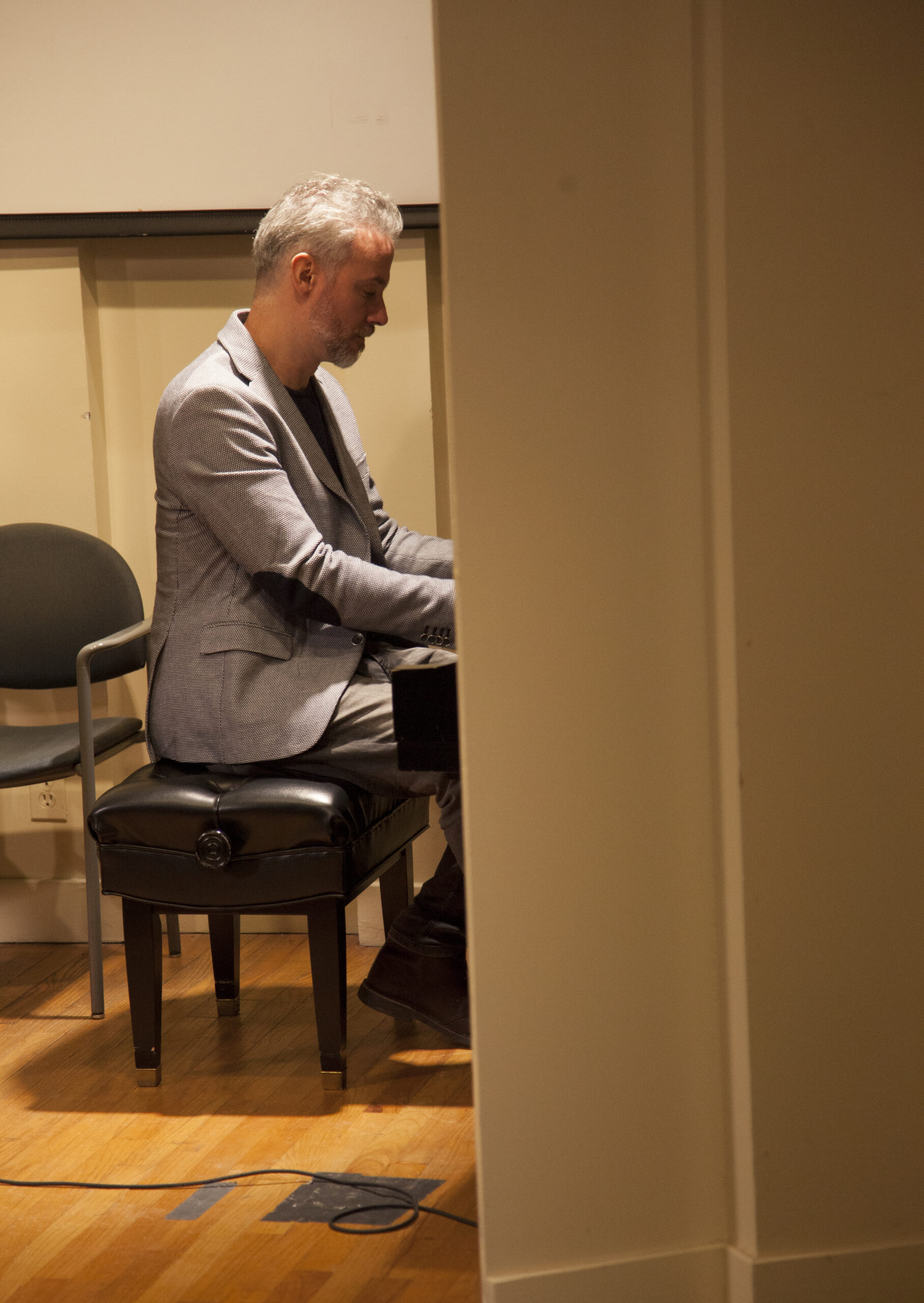musician-playing-piano-from-napoleon-nutella-and-america-at-casa-italiana