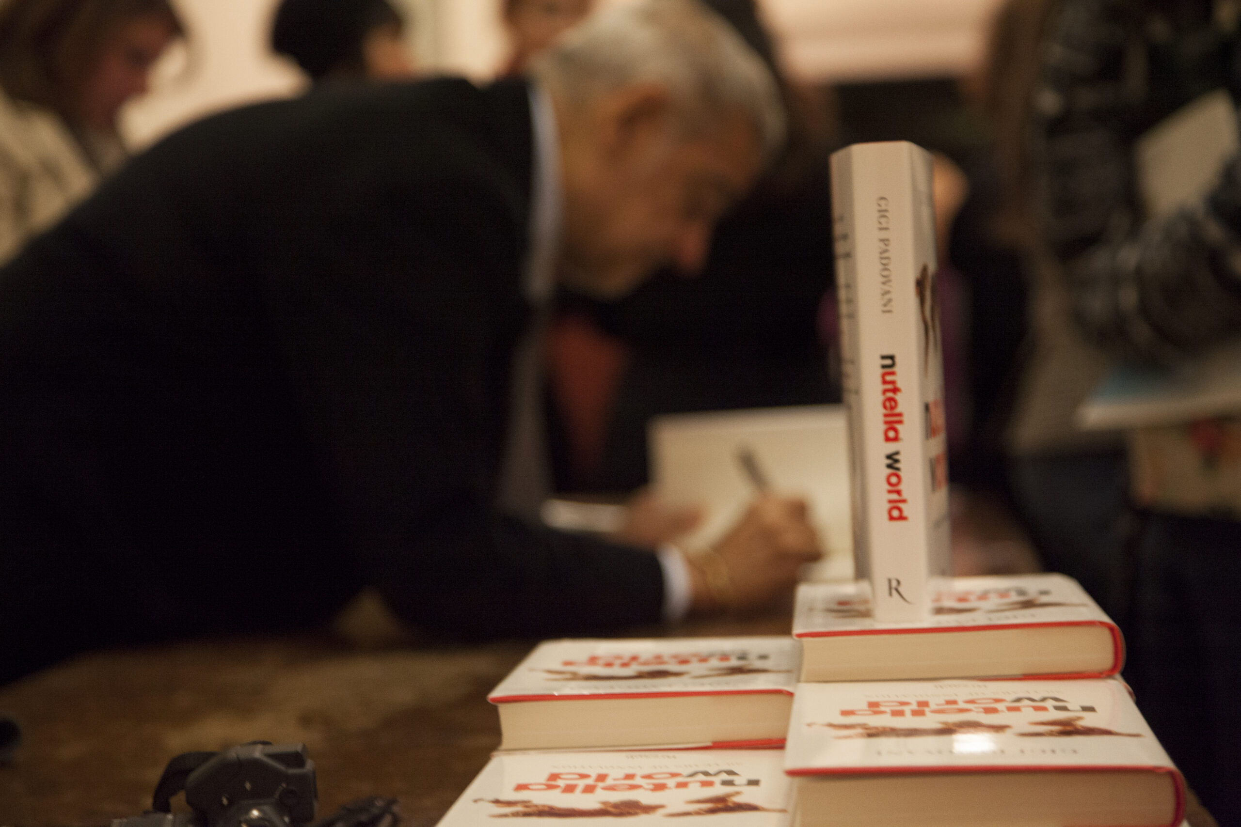author-signing-book-from-napoleon-nutella-and-america-at-casa-italiana