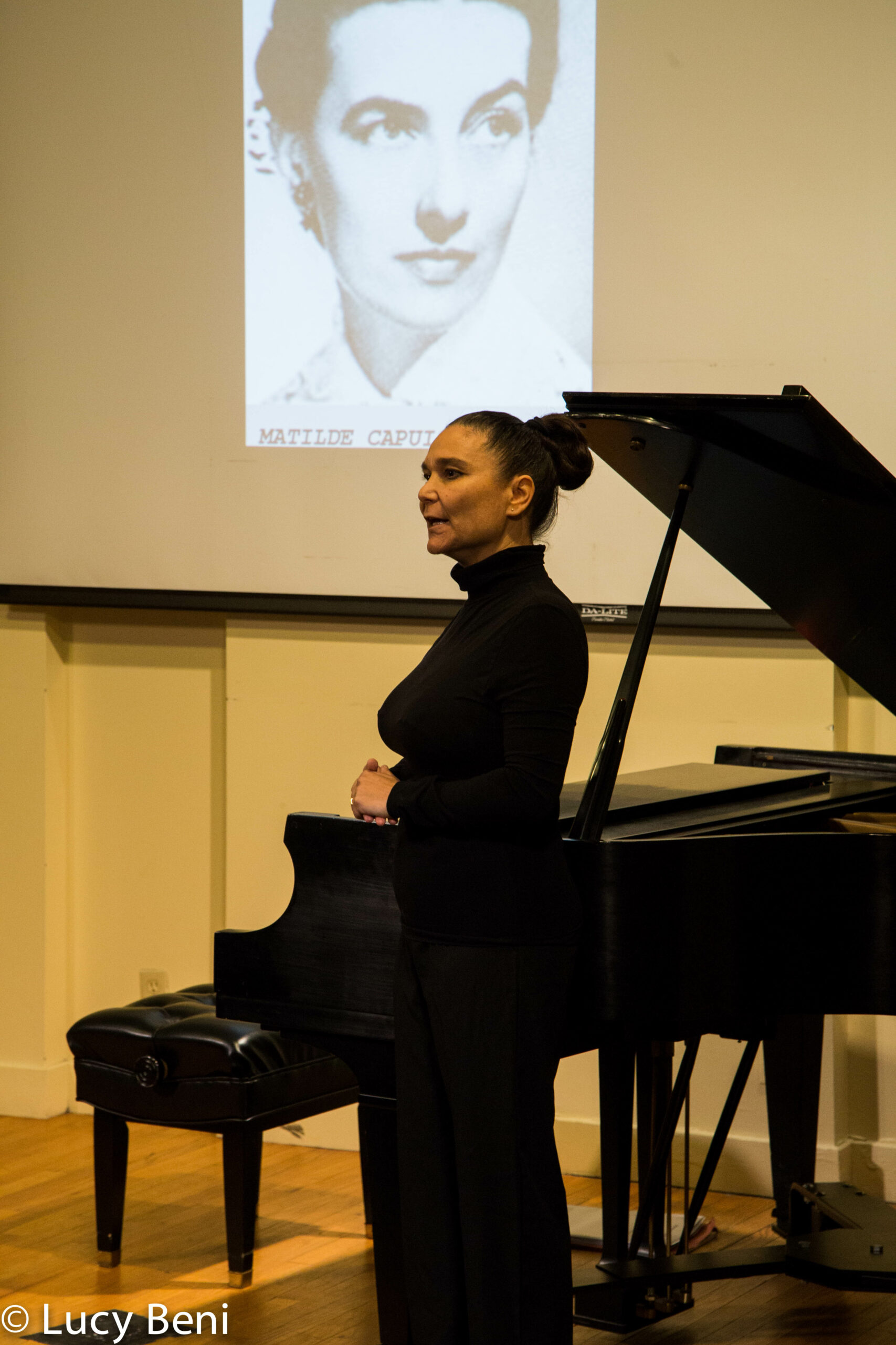 lady-talking-from-concert-alessandra-garosi-novecento-at-casa-italiana