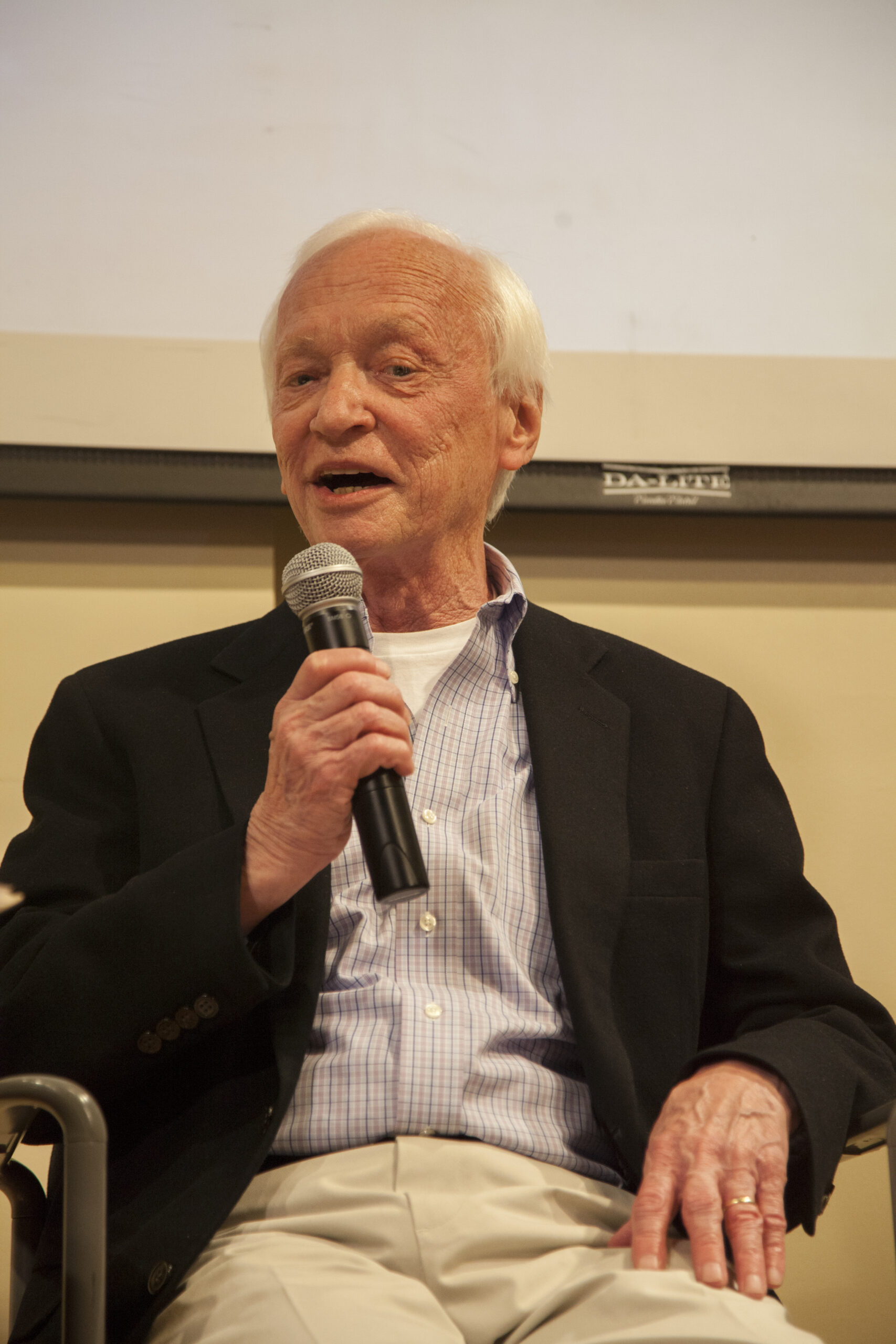 speaker-talking-from-pasolini-at-casa-italiana