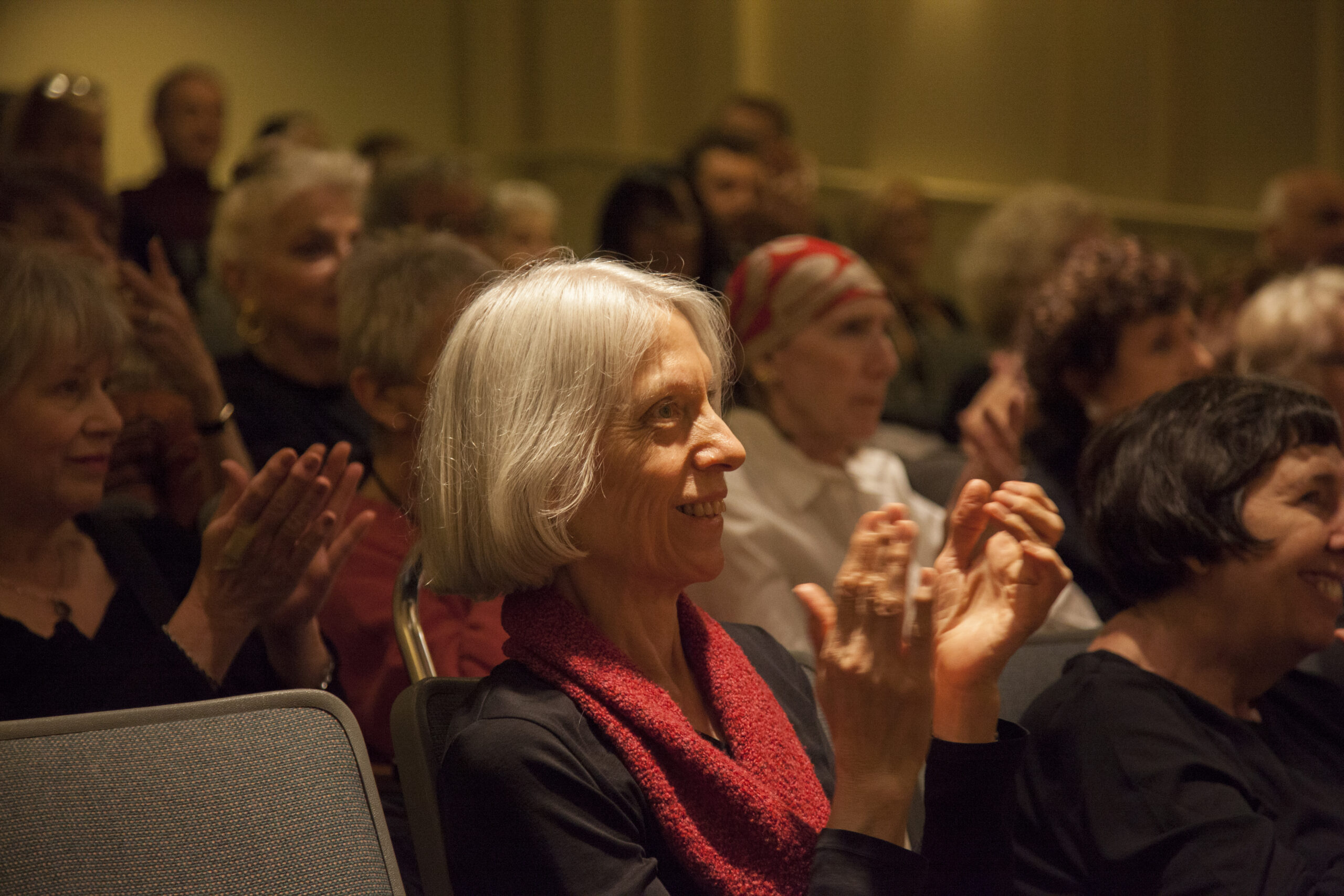 spectators-clapping-from-adventures-in-italian-opera-maria-guleghina-at-casa-italiana