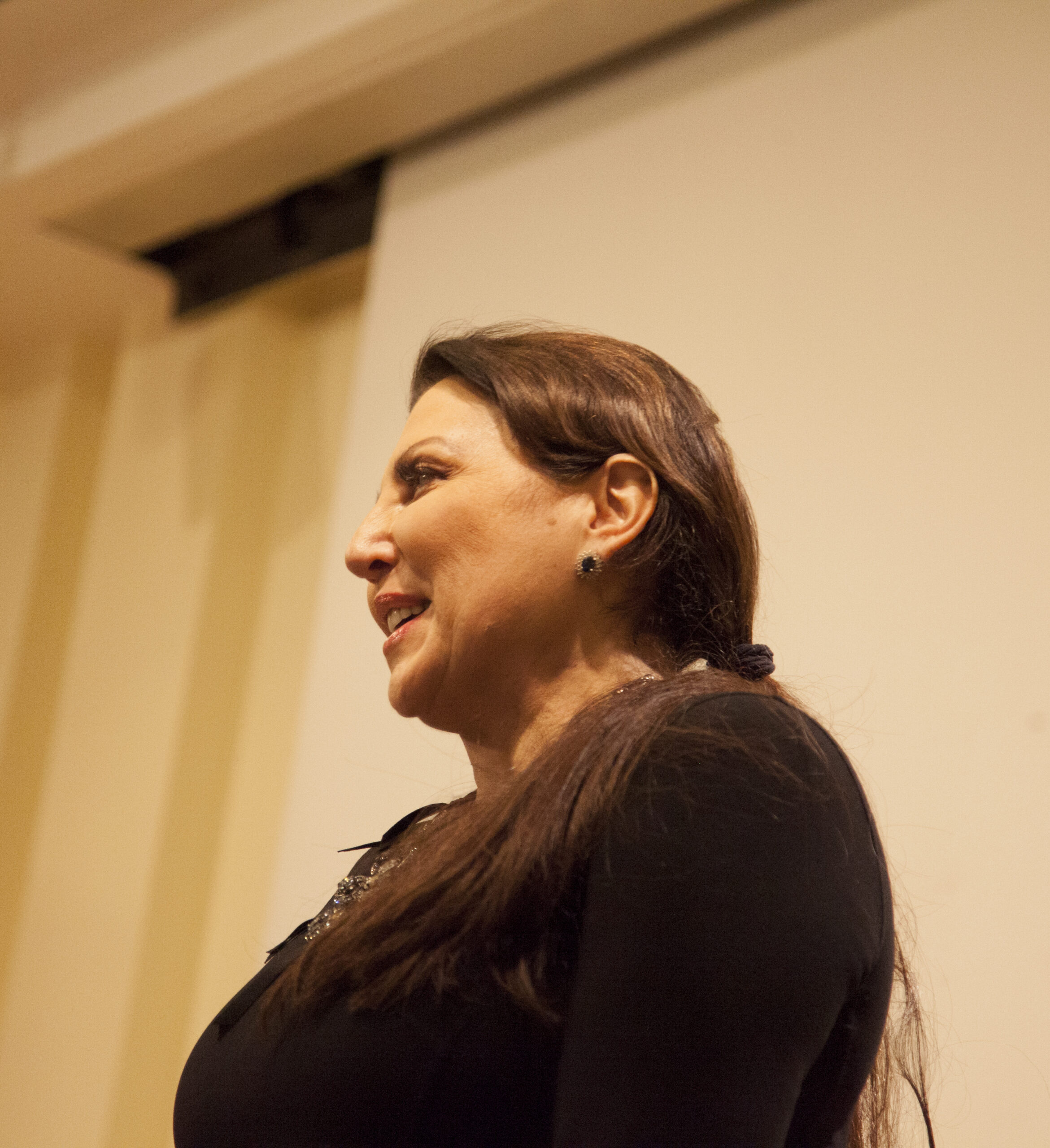 speaker-smiling-from-adventures-in-italian-opera-maria-guleghina-at-casa-italiana