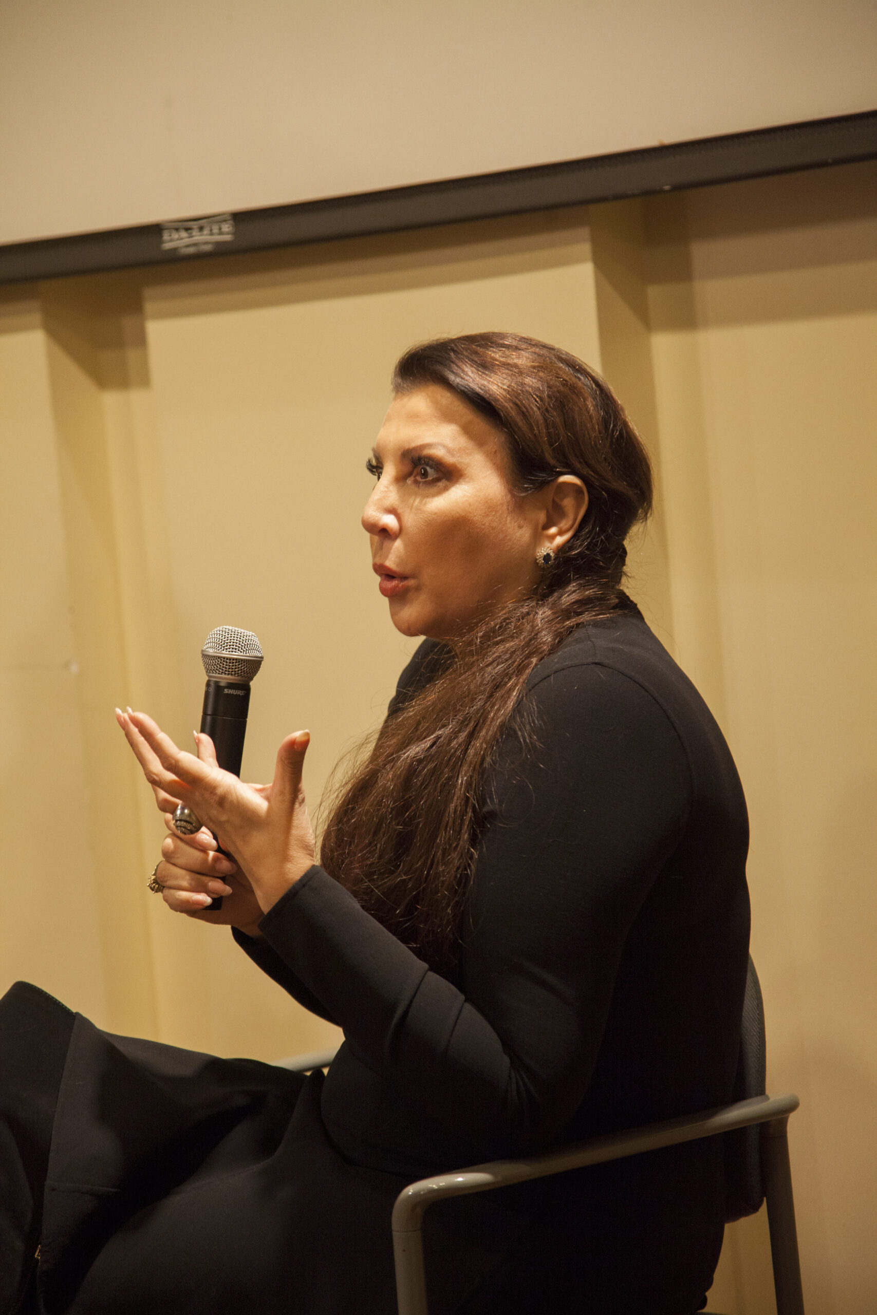 speaker-talking-from-adventures-in-italian-opera-maria-guleghina-at-casa-italiana