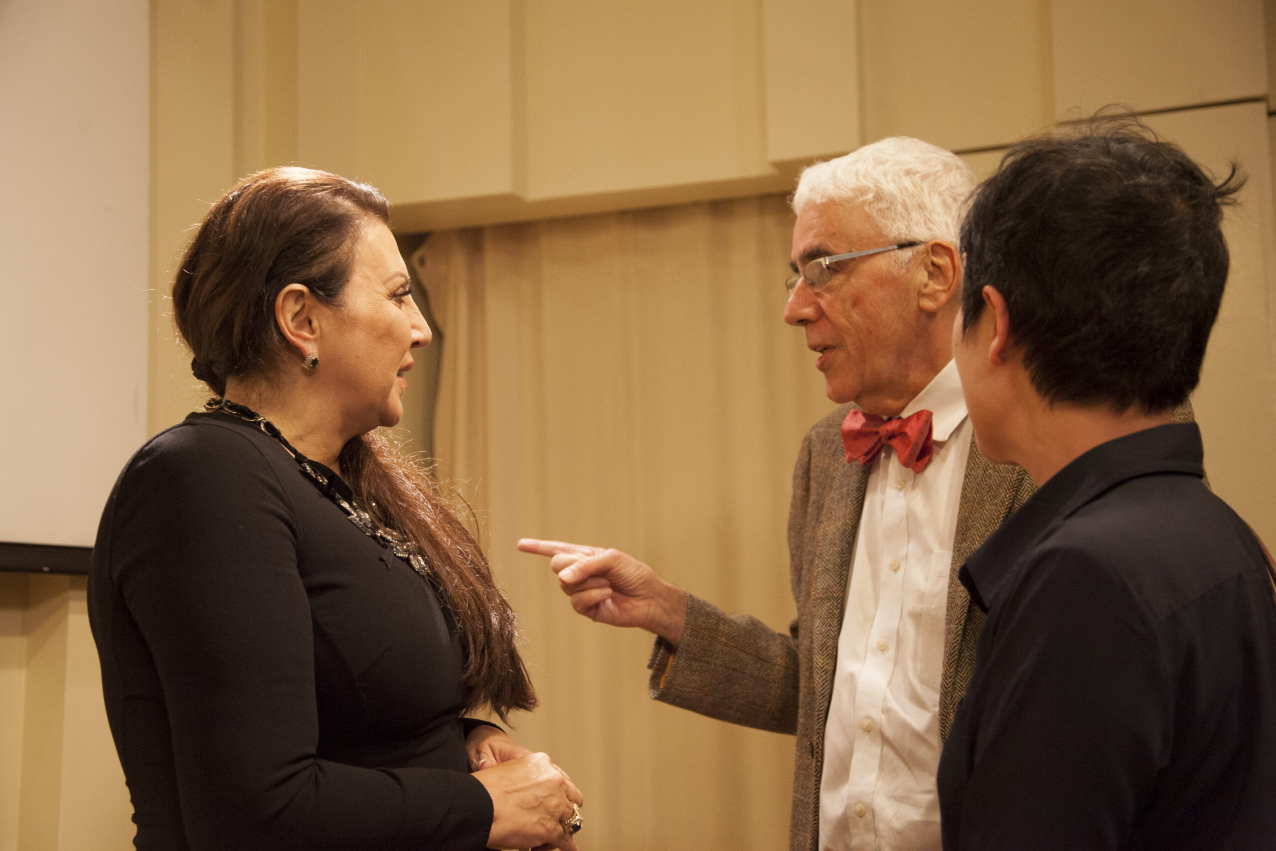 speaker-interacting-with-guests-from-adventures-in-italian-opera-maria-guleghina-at-casa-italiana