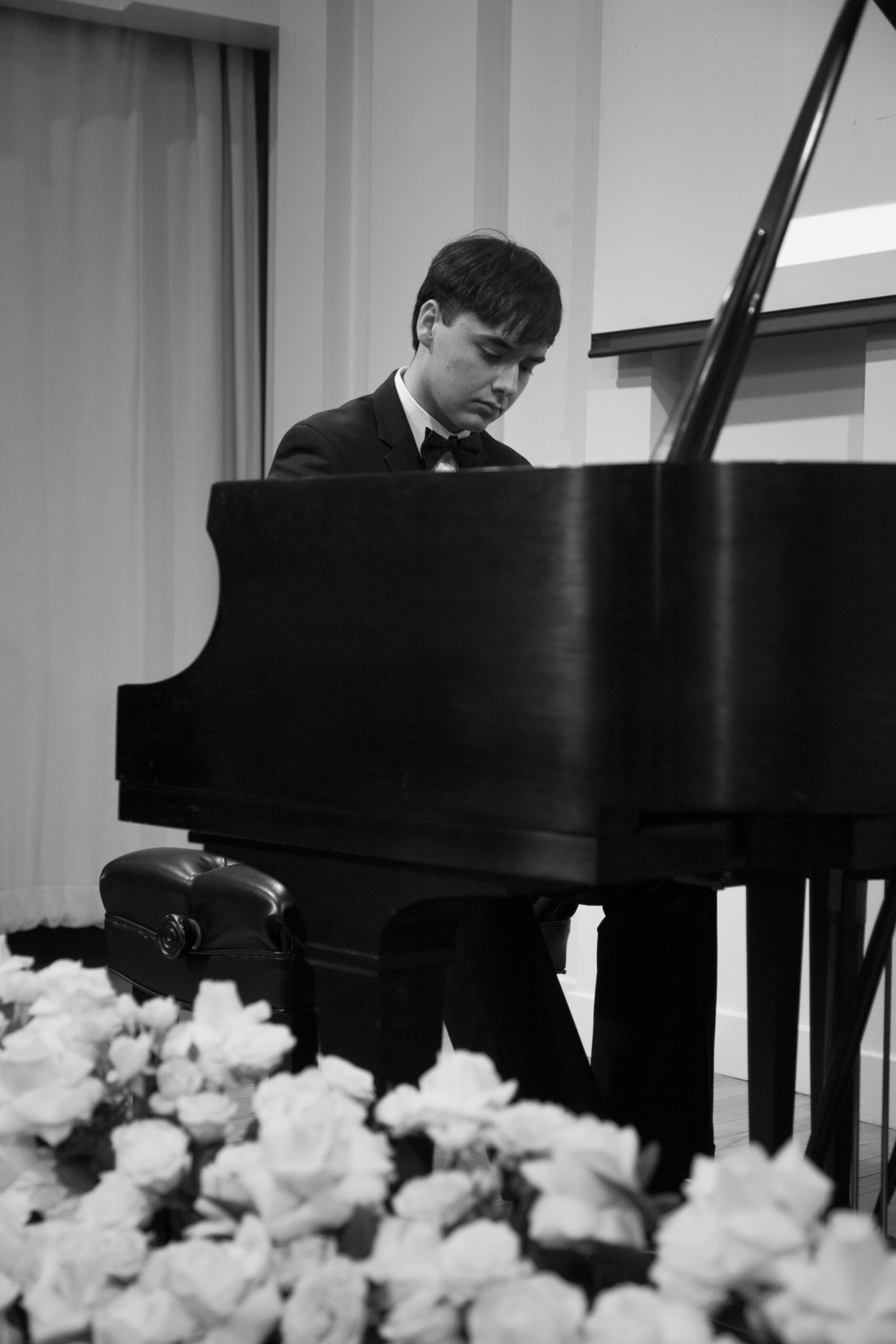 musician-playing-piano-from-a-tribute-in-words-and-music-for-baroness-mariuccia-zerilli-marim-at-casa-italiana