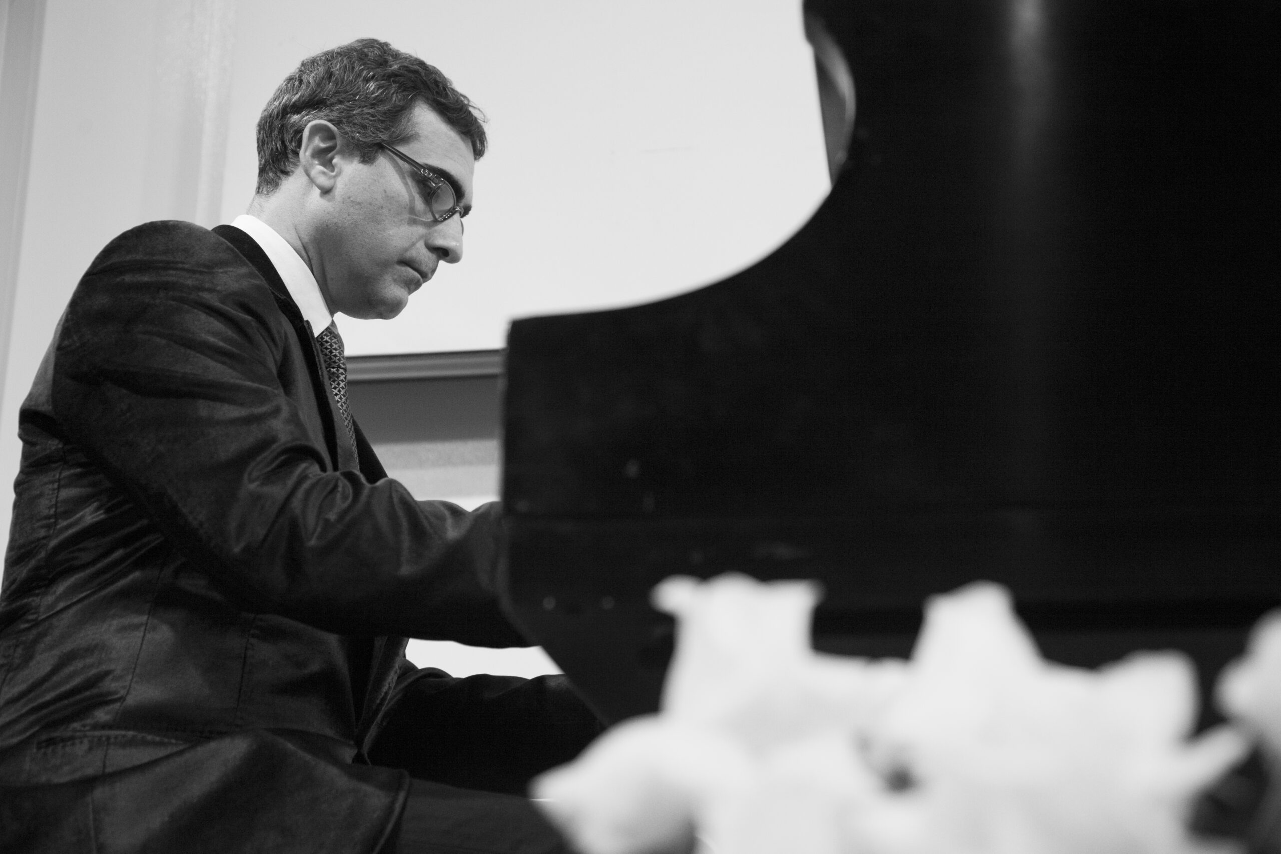 musician-playing-piano-from-a-tribute-in-words-and-music-for-baroness-mariuccia-zerilli-marim-at-casa-italiana
