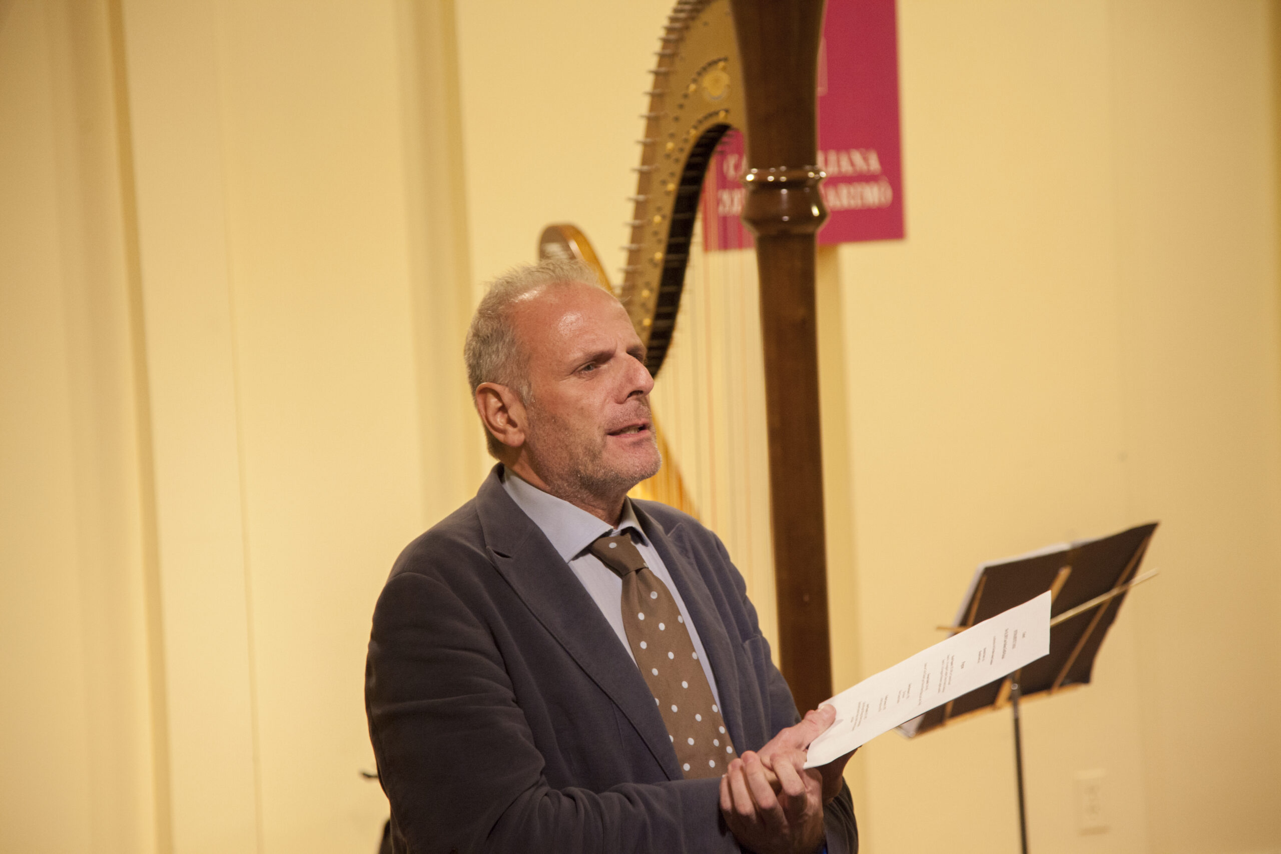 stefano-talking-from-intimamente-tango-at-casa-italiana