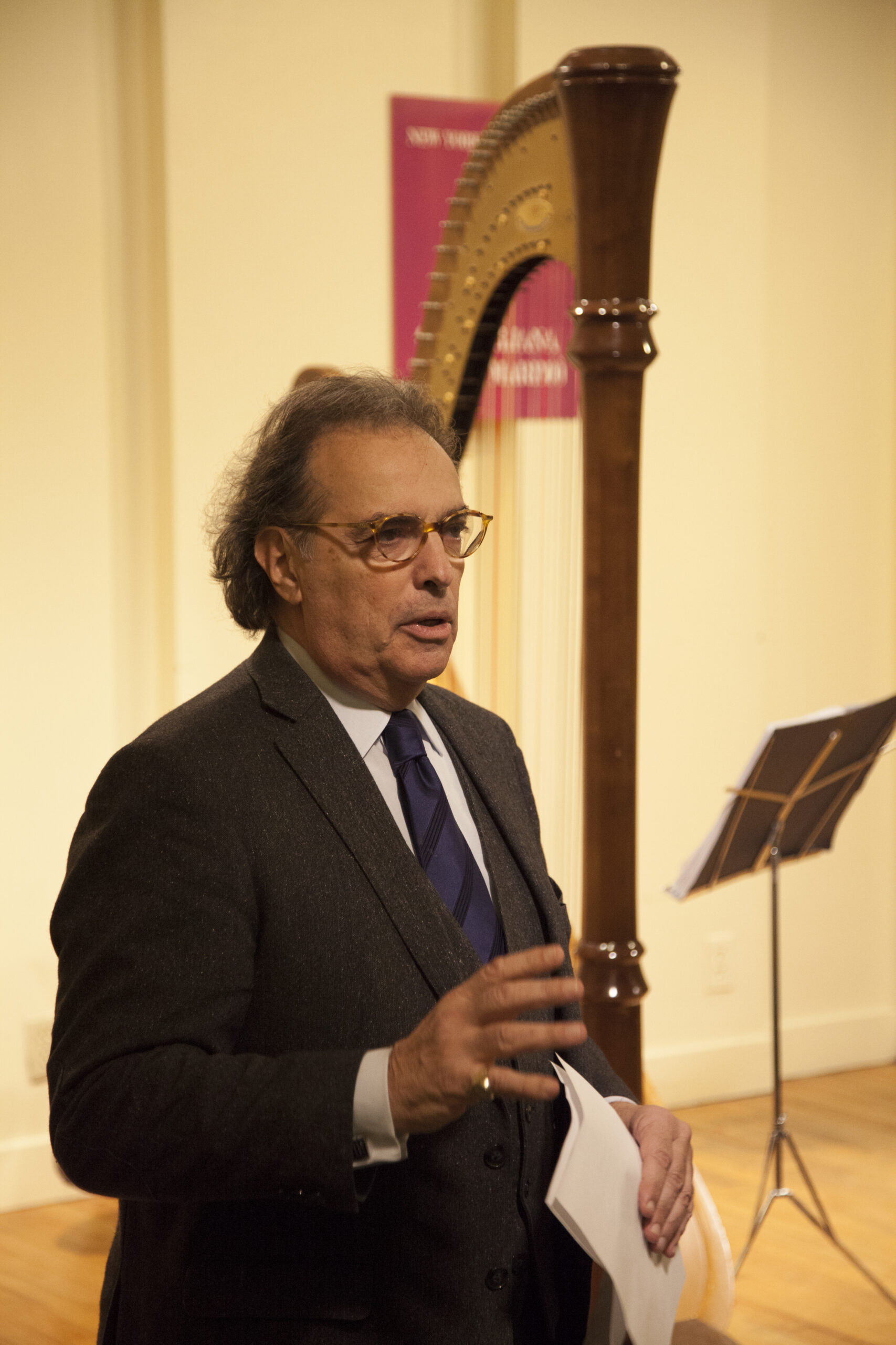 man-talking-from-intimamente-tango-at-casa-italiana