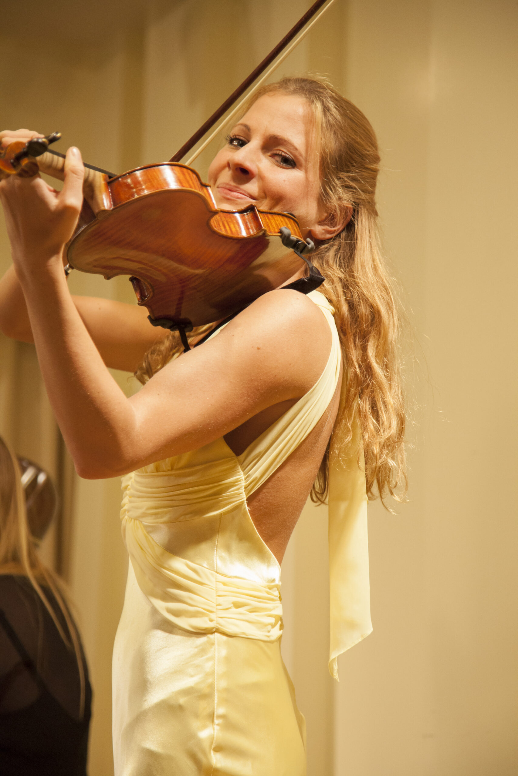 musician-playing-violin-from-intimamente-tango-at-casa-italiana