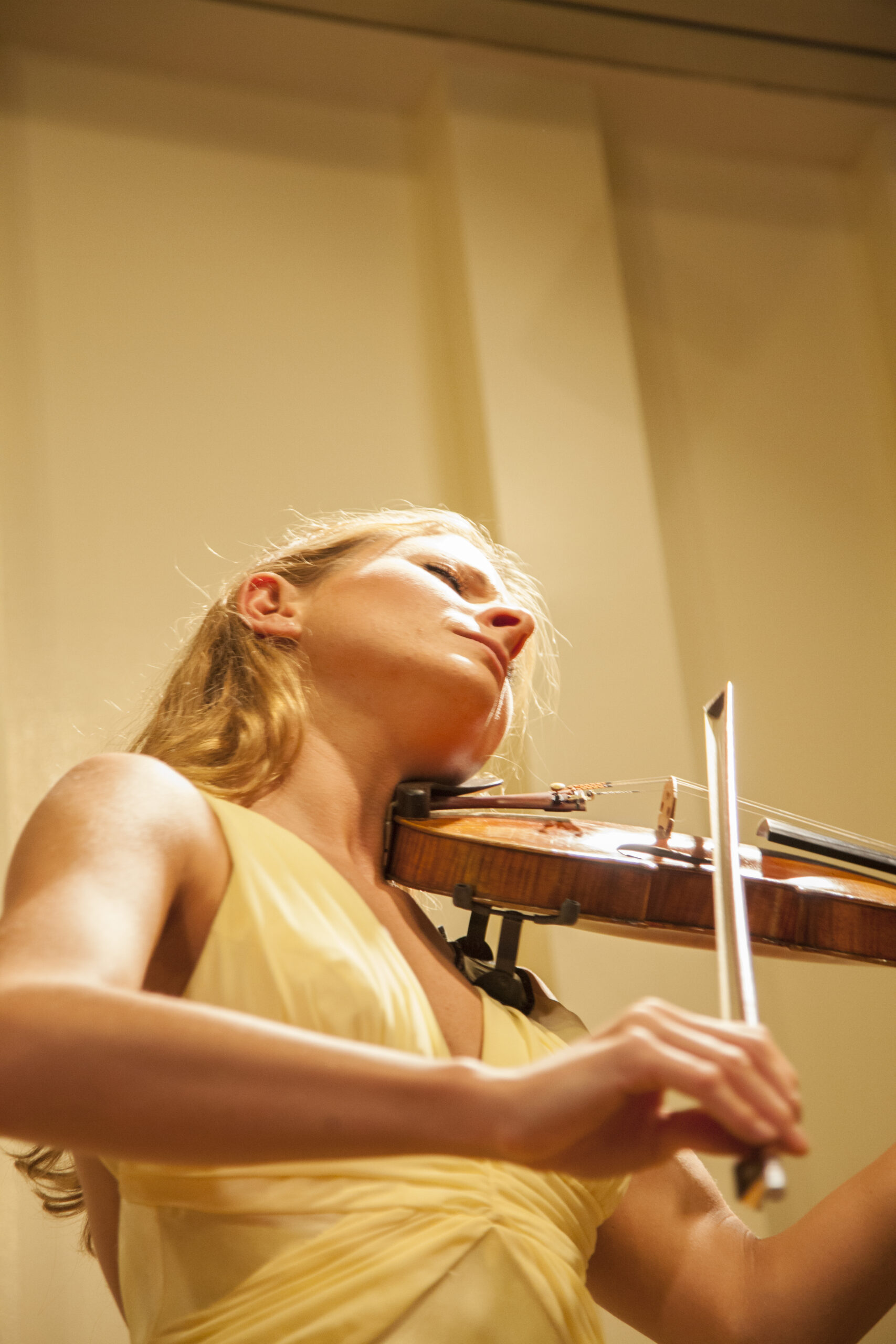 musician-playing-violin-from-intimamente-tango-at-casa-italiana