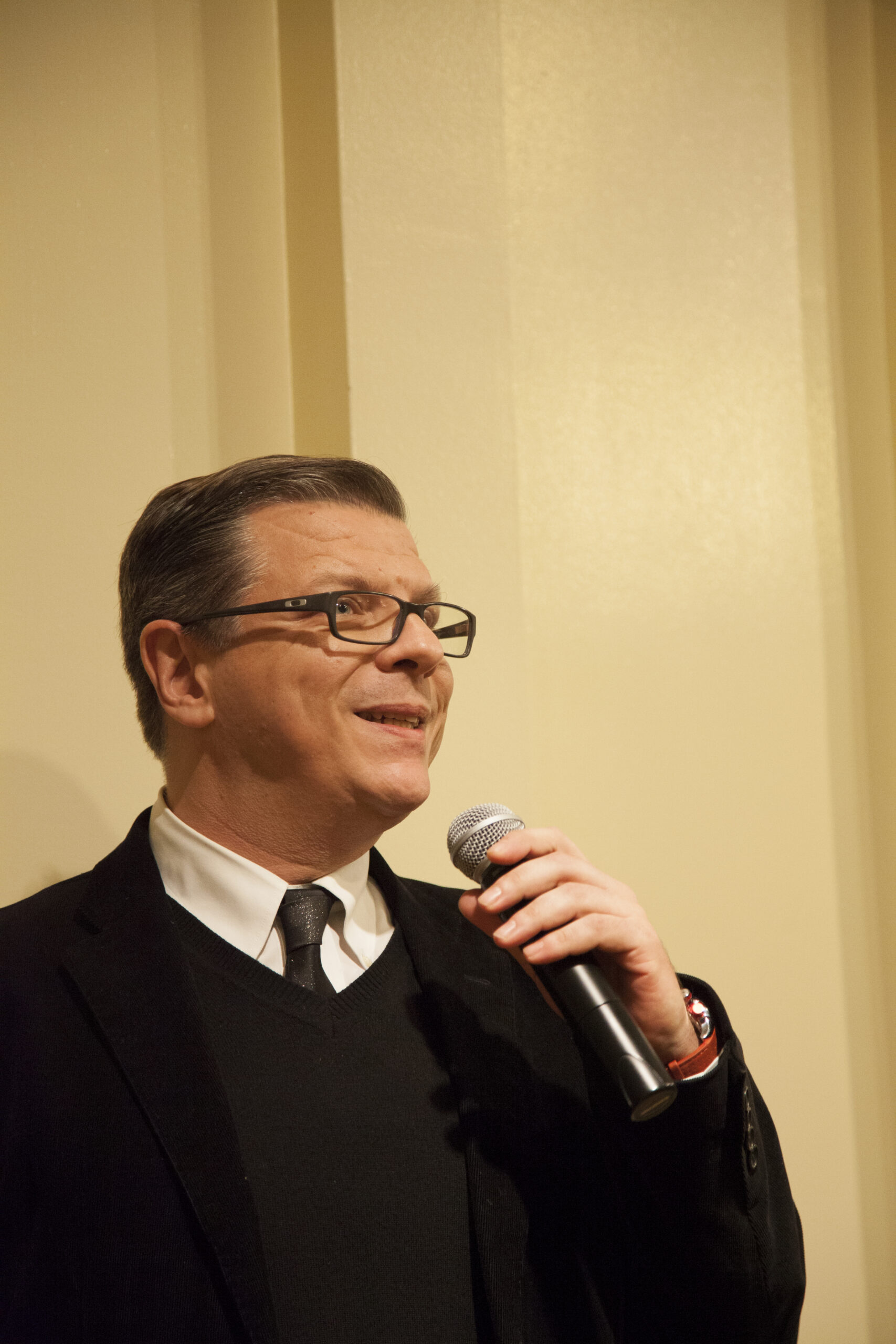 man-talking-from-giovanni-caccamo-at-casa-italiana
