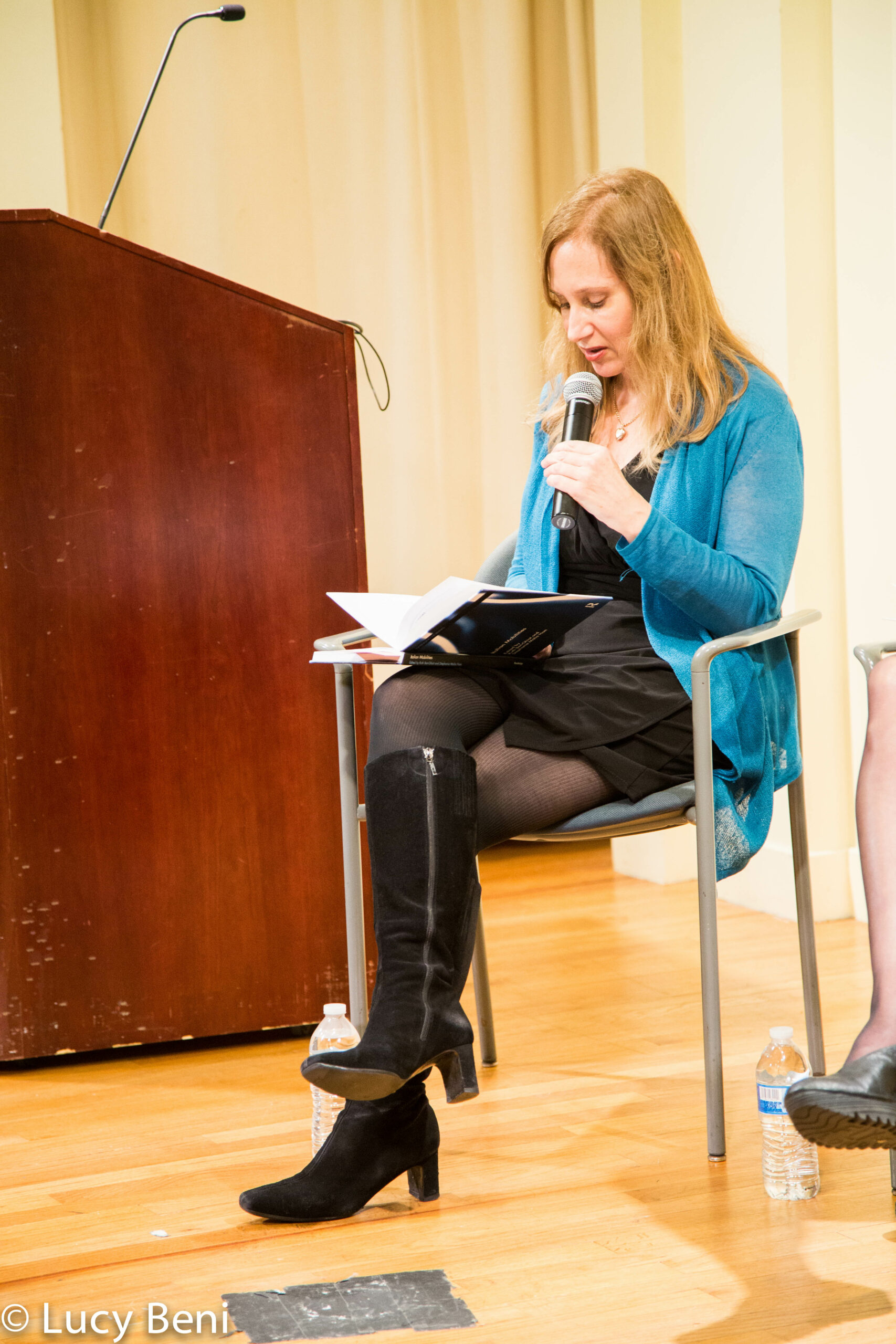 author-talking-from-book-presentation-italian-mobilities-at-casa-italiana