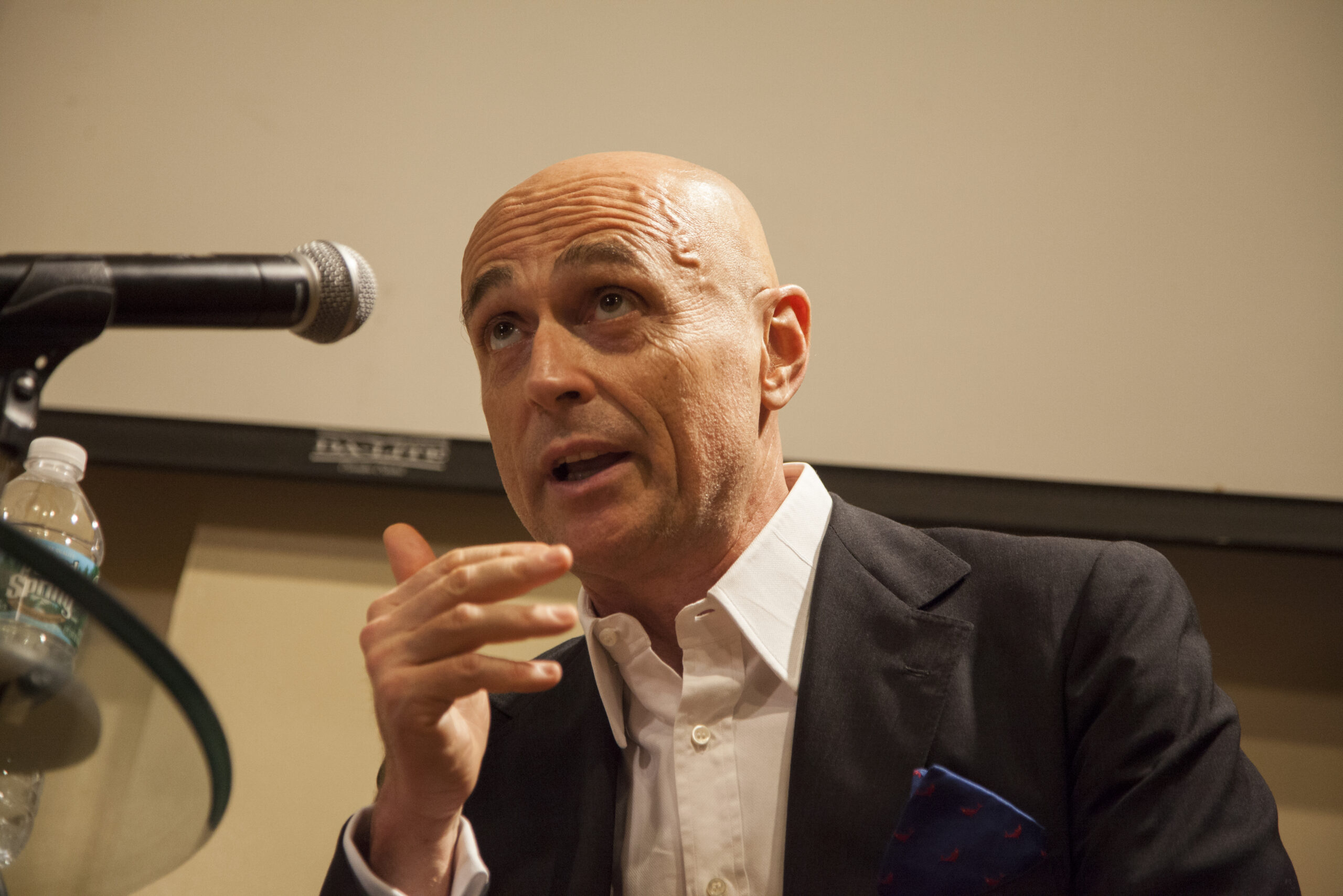 speaker-talking-from-paolo-carignani-at-casa-italiana