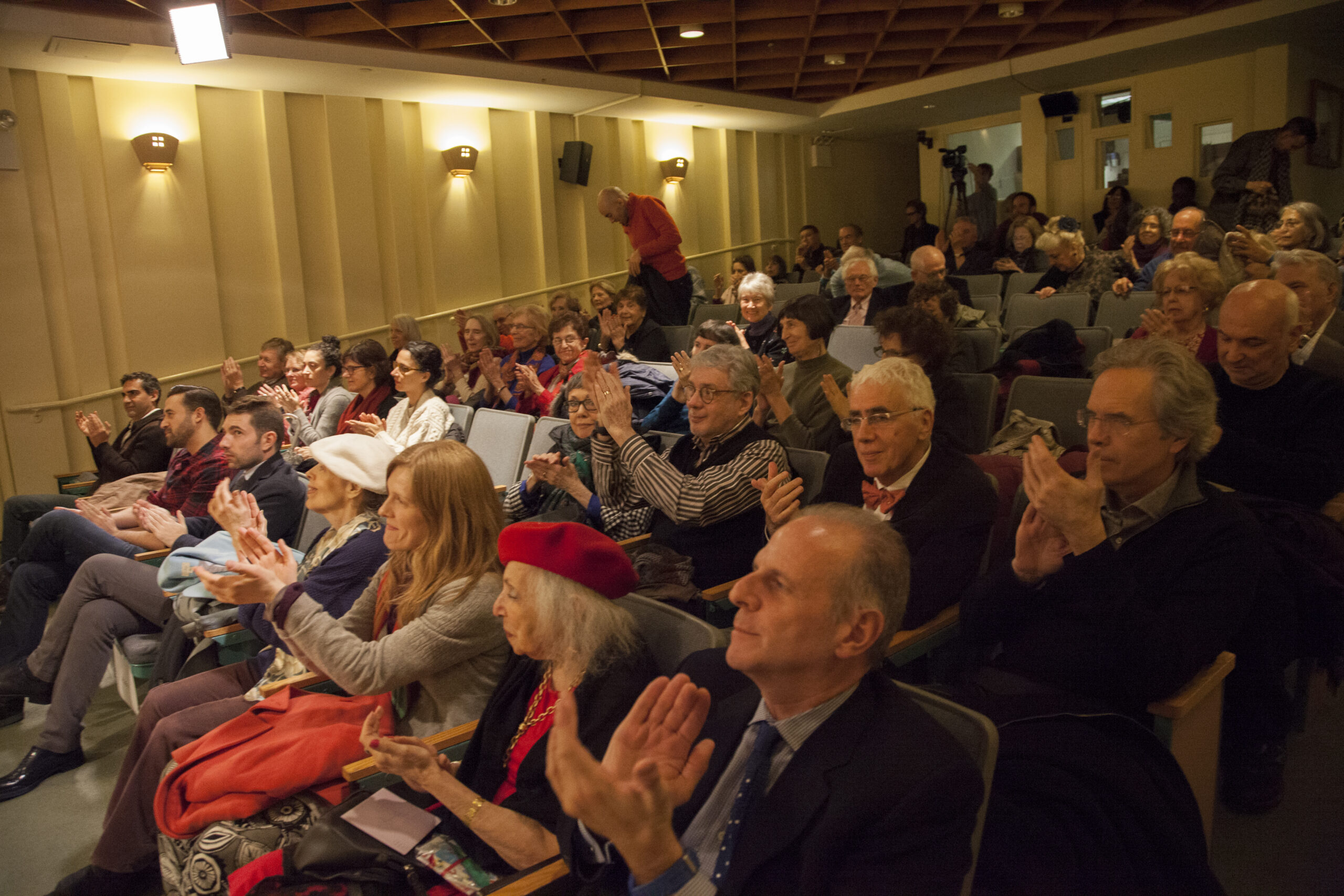 spectators-clapping-from-paolo-carignani-at-casa-italiana