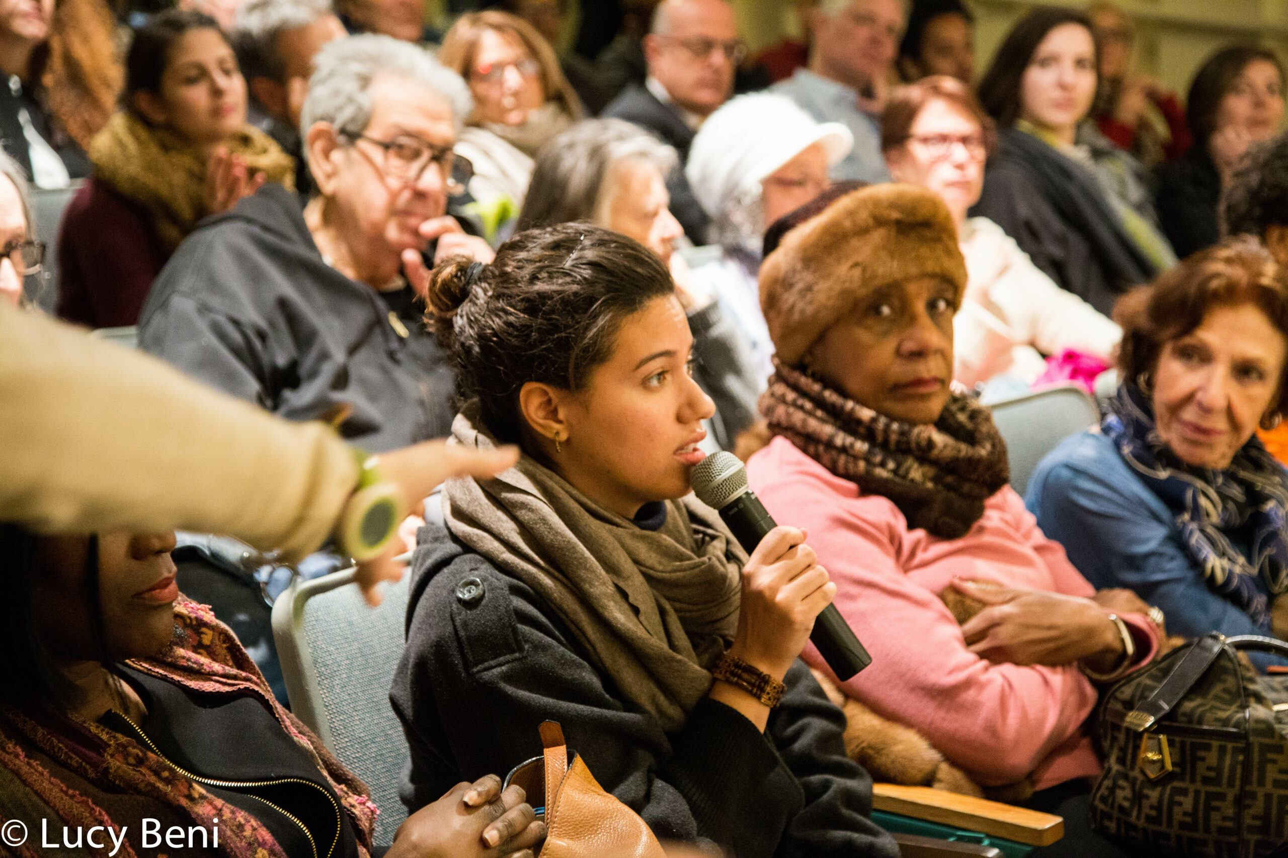 spectator-talking-from-screening-if-only-i-were-that-warrior-at-casa-italiana
