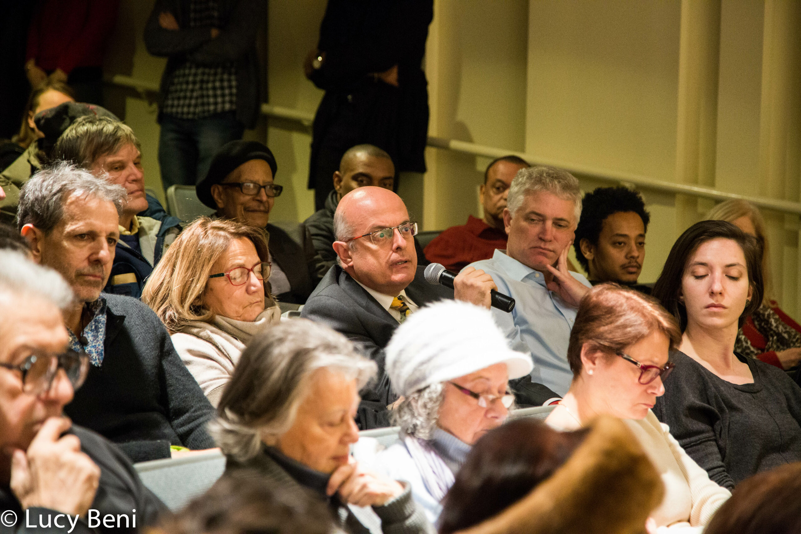 spectator-talking-from-screening-if-only-i-were-that-warrior-at-casa-italiana