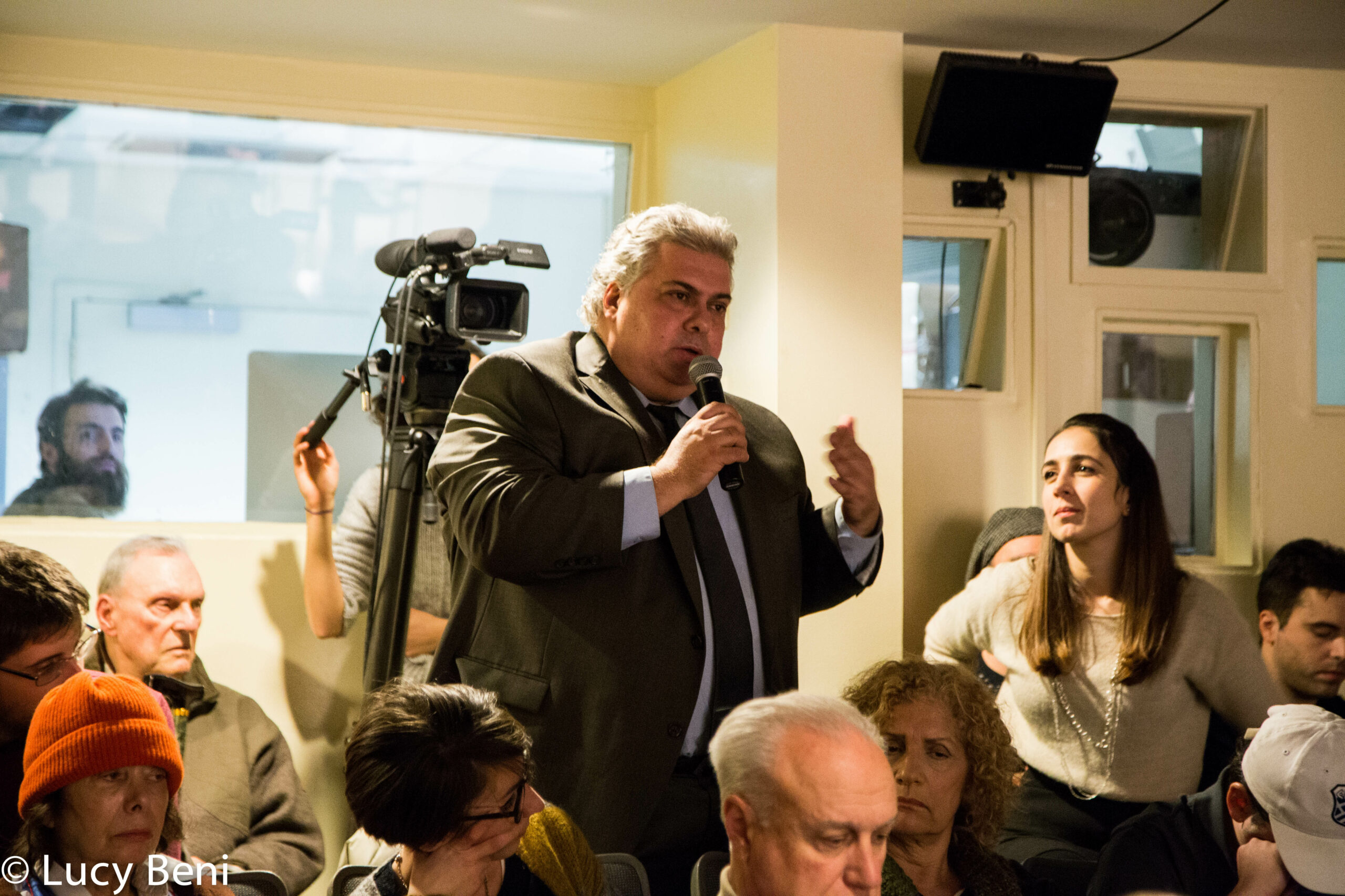 spectator-talking-from-screening-if-only-i-were-that-warrior-at-casa-italiana