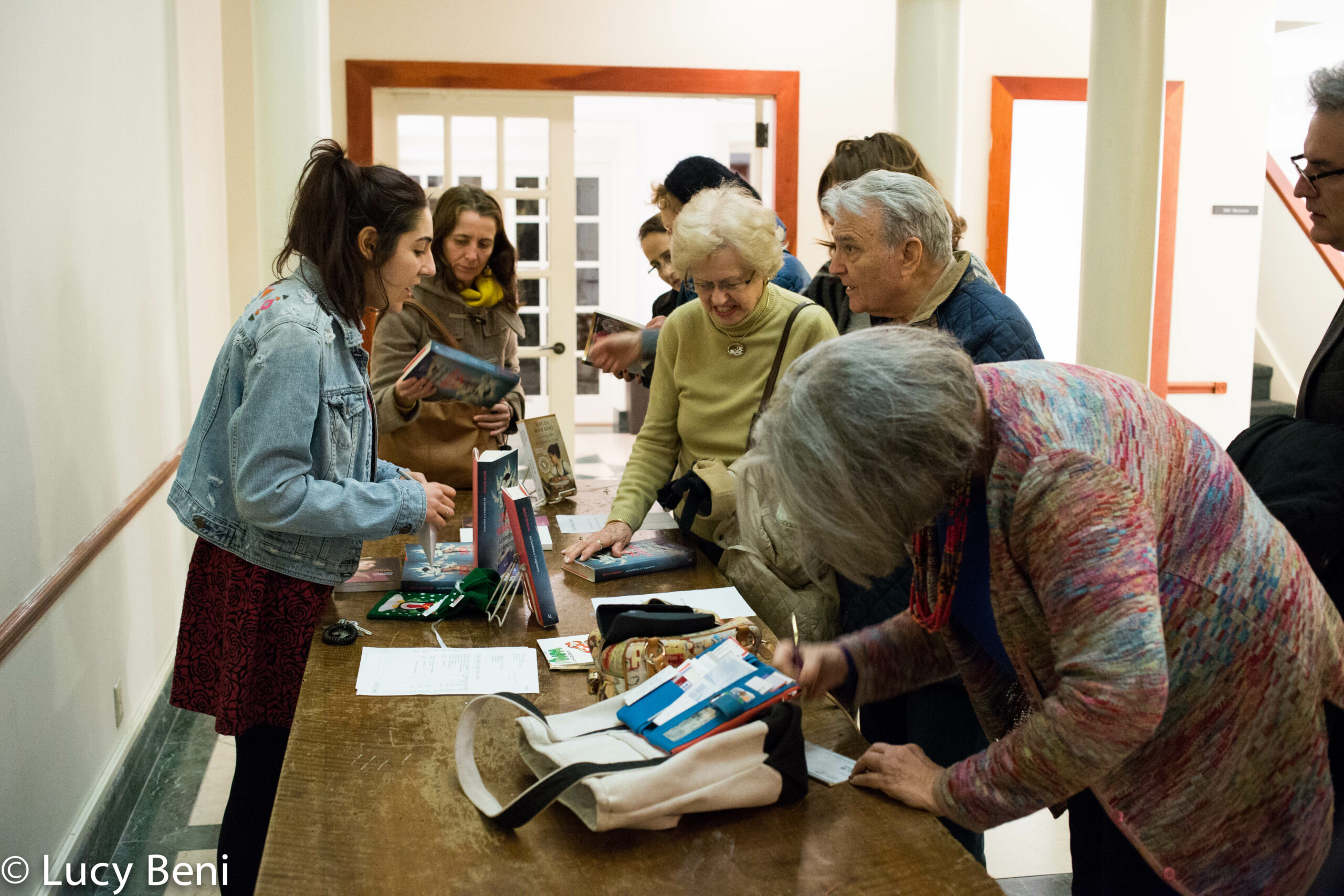 guests-interacting-from-a-conversation-with-dacia-maraini-at-casa-italiana