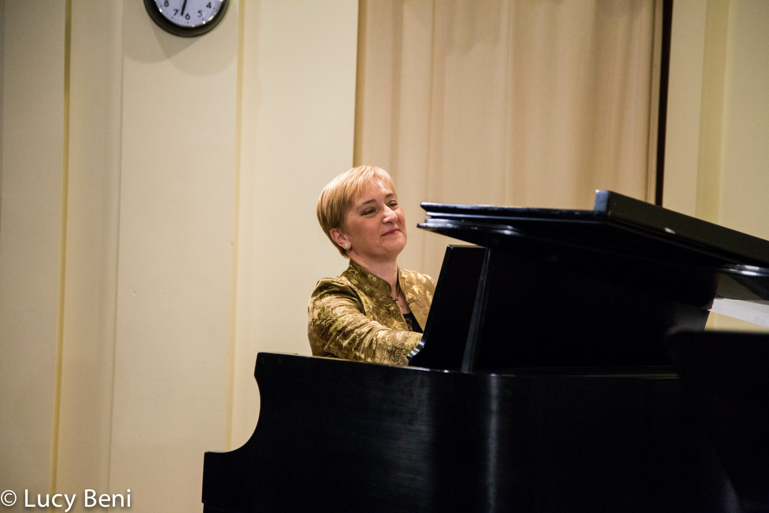 musician-playing-piano-from-concert-luigi-faber-genova-at-casa-italiana