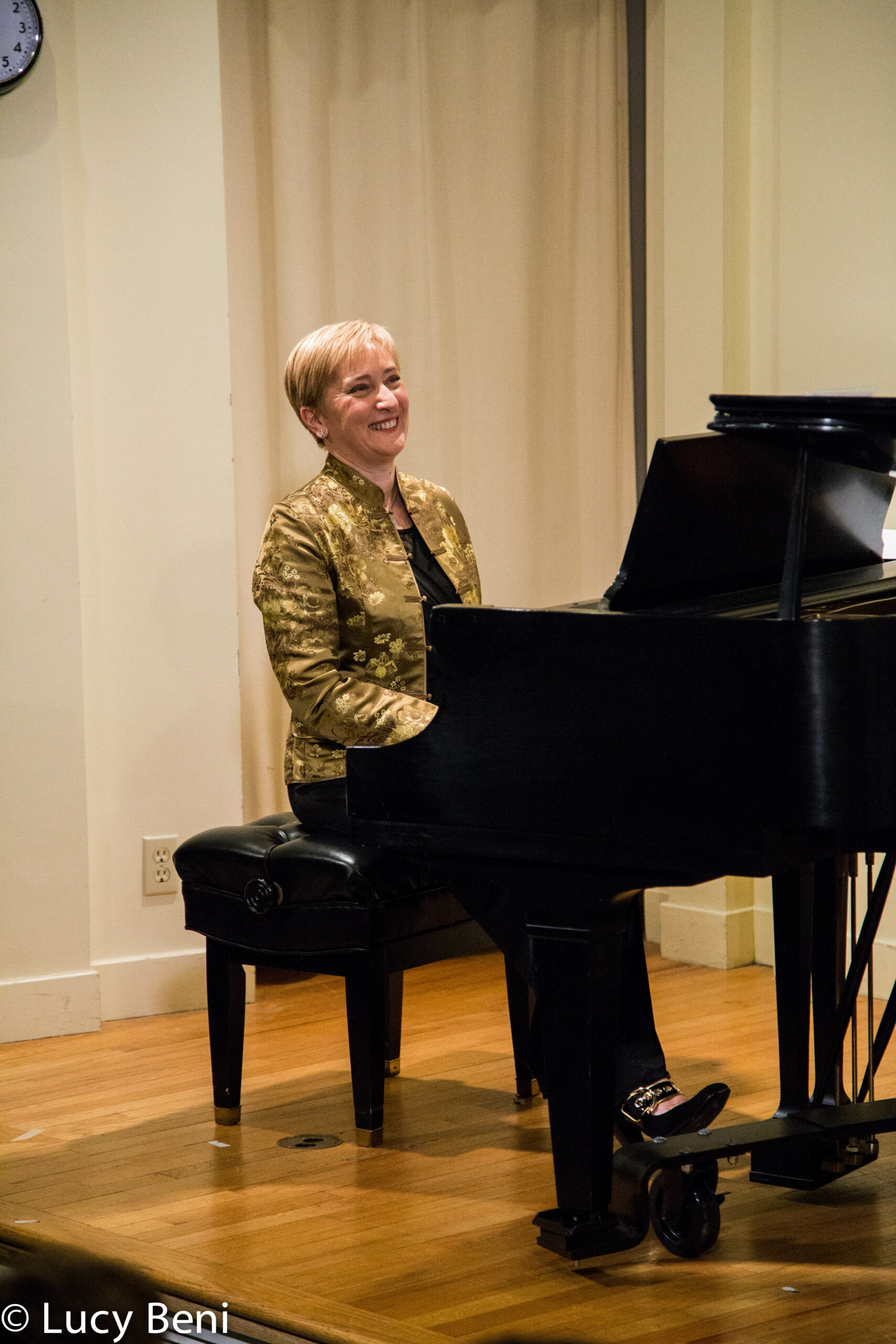 musician-playing-piano-from-concert-luigi-faber-genova-at-casa-italiana