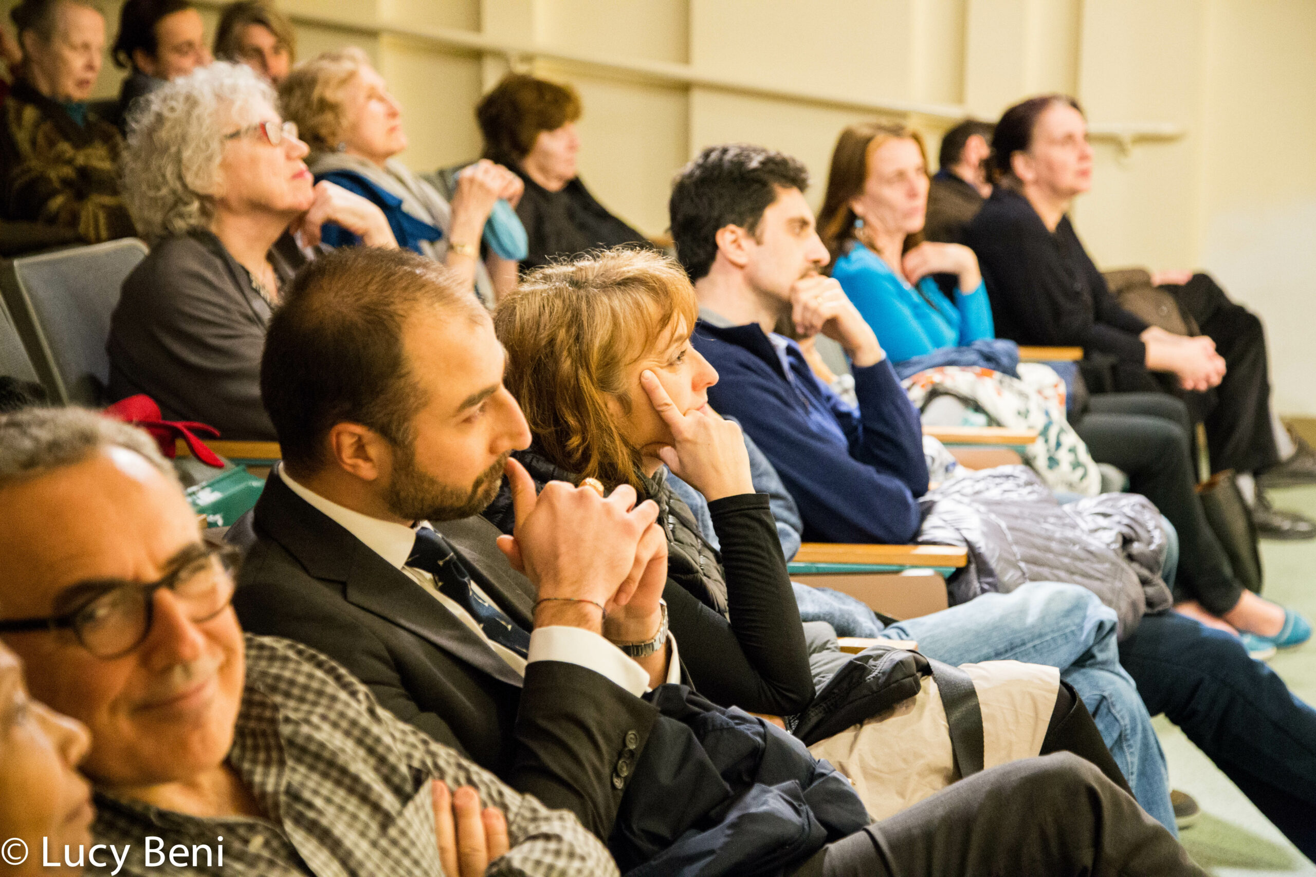 spectators-from-concert-luigi-faber-genova-at-casa-italiana