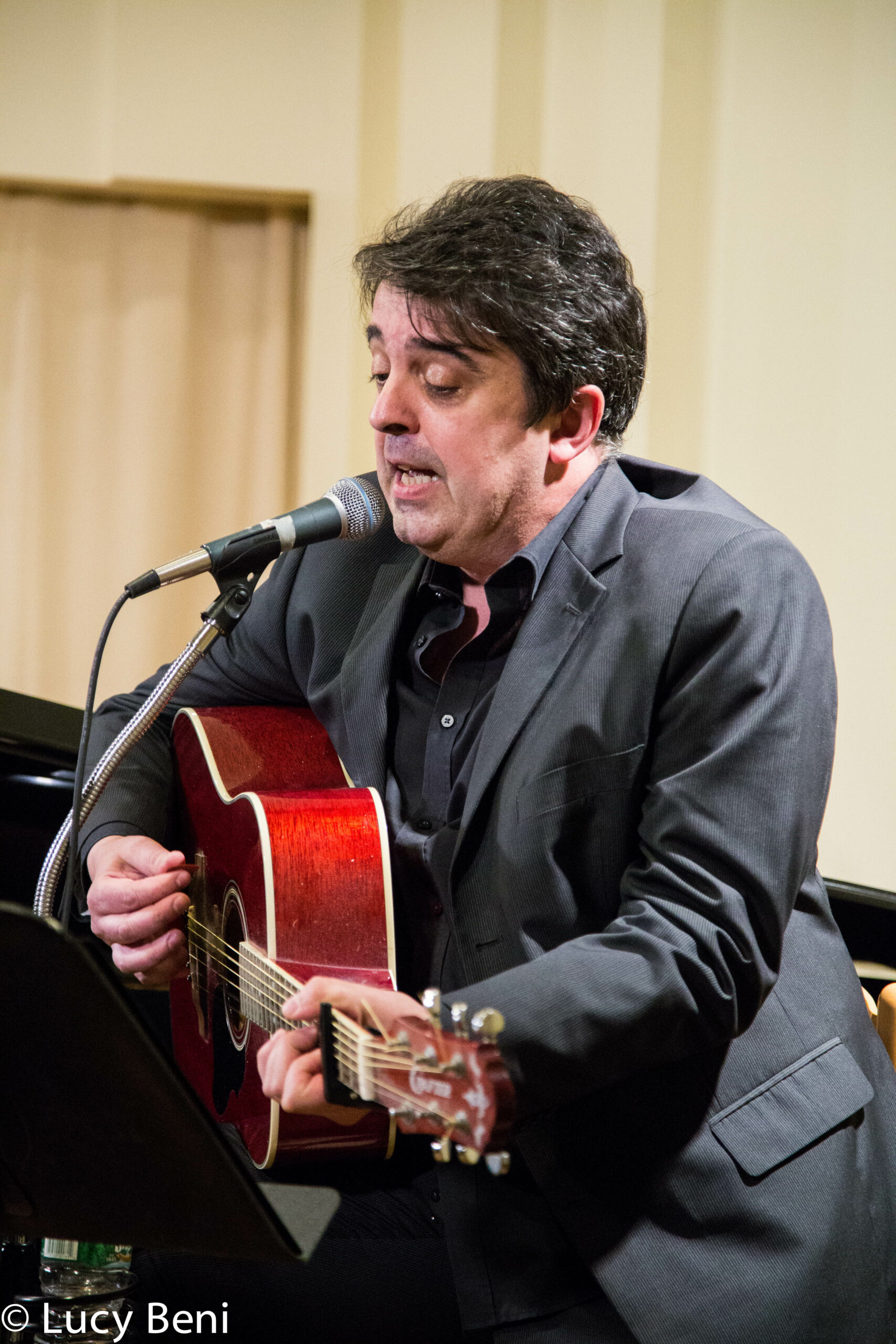 musician-playing-guitar-from-concert-luigi-faber-genova-at-casa-italiana