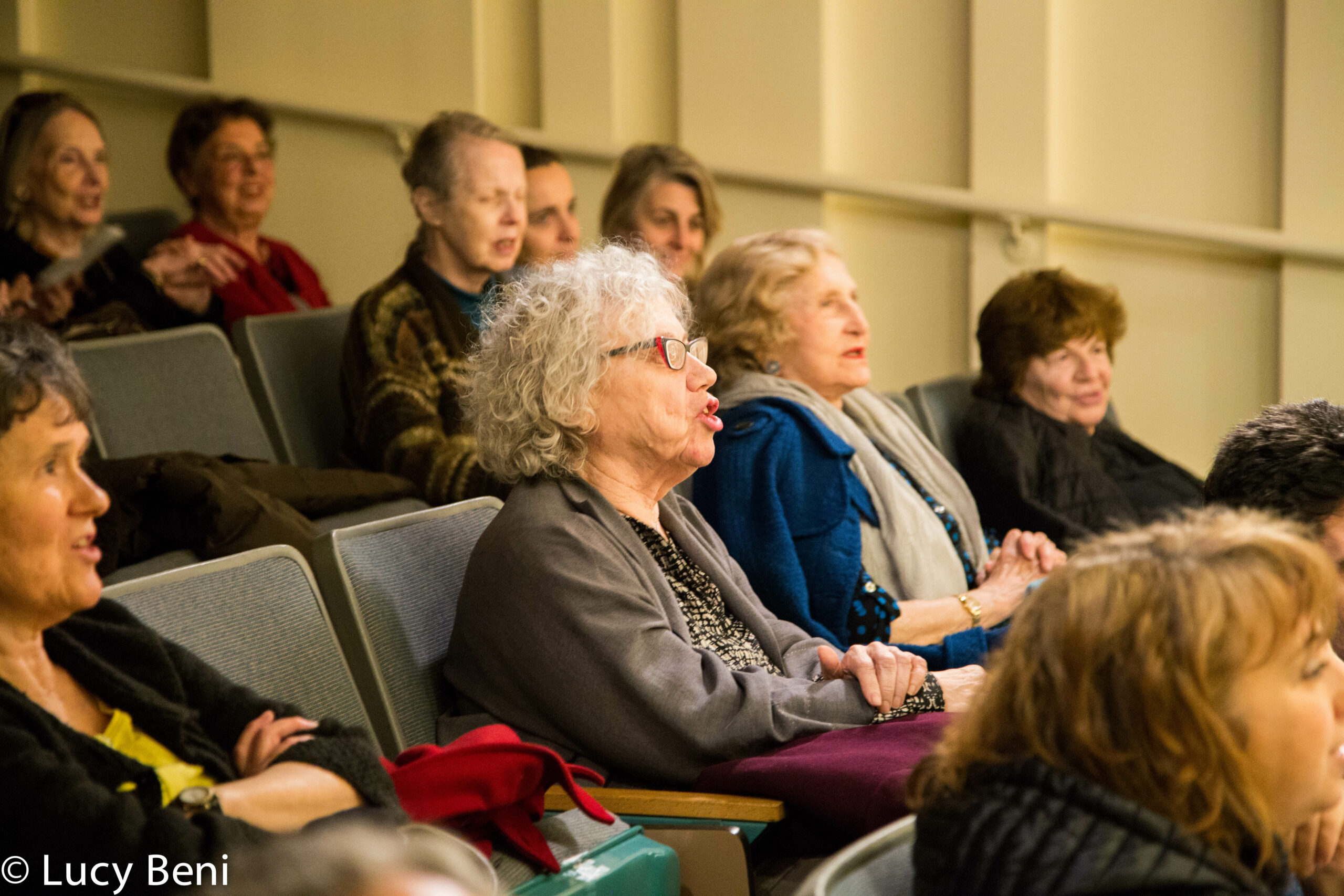 spectators-from-concert-luigi-faber-genova-at-casa-italiana